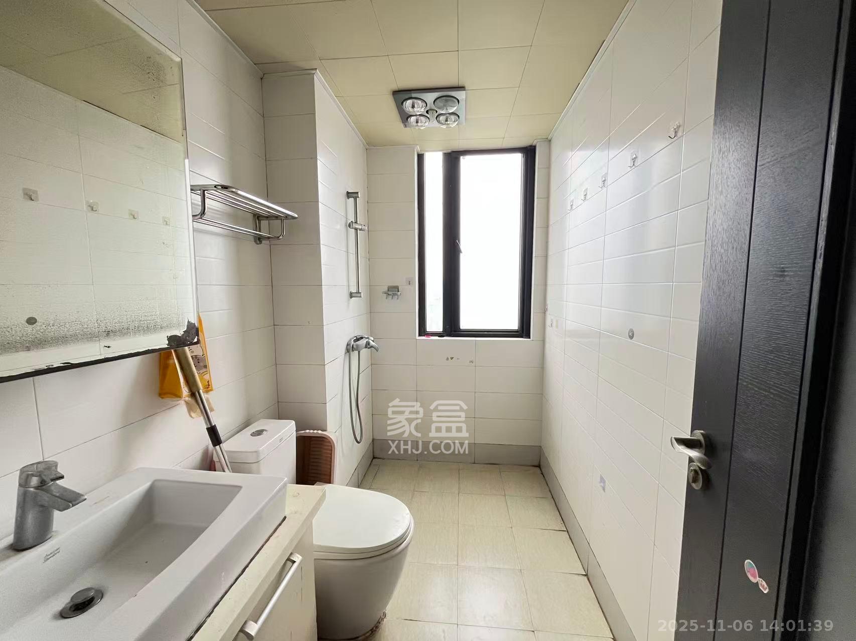 阳光100三期  3室2厅2卫    2500.0元/月室内图