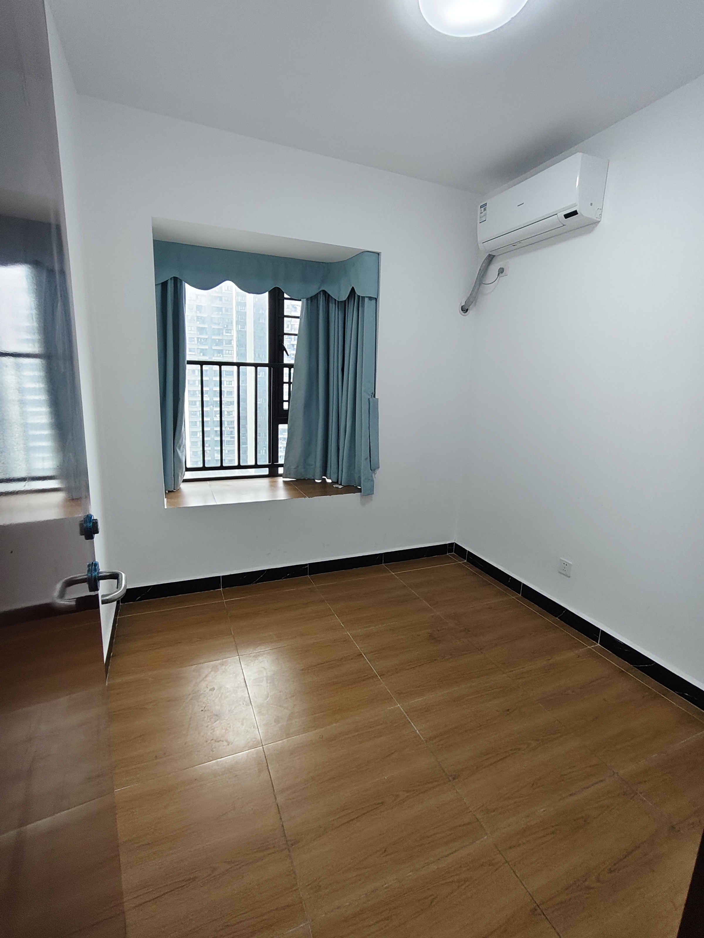 坡博家园四区  5室2厅2卫    3300.0元/月室内图