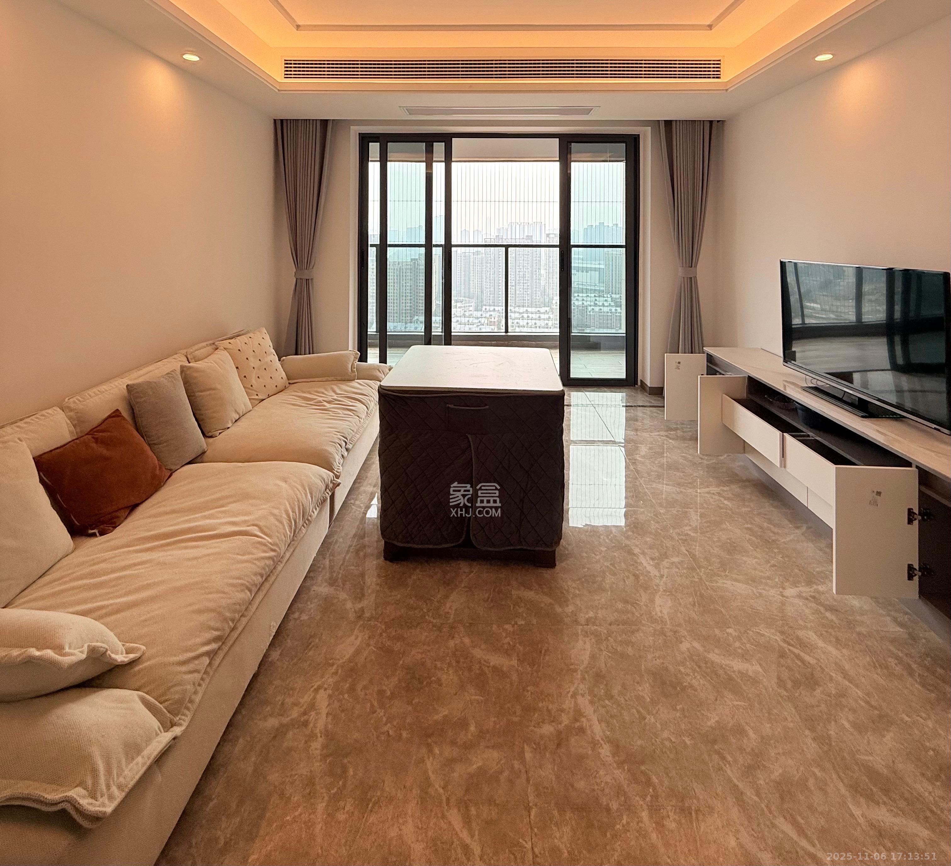 绿地V岛  4室2厅2卫    4500.0元/月