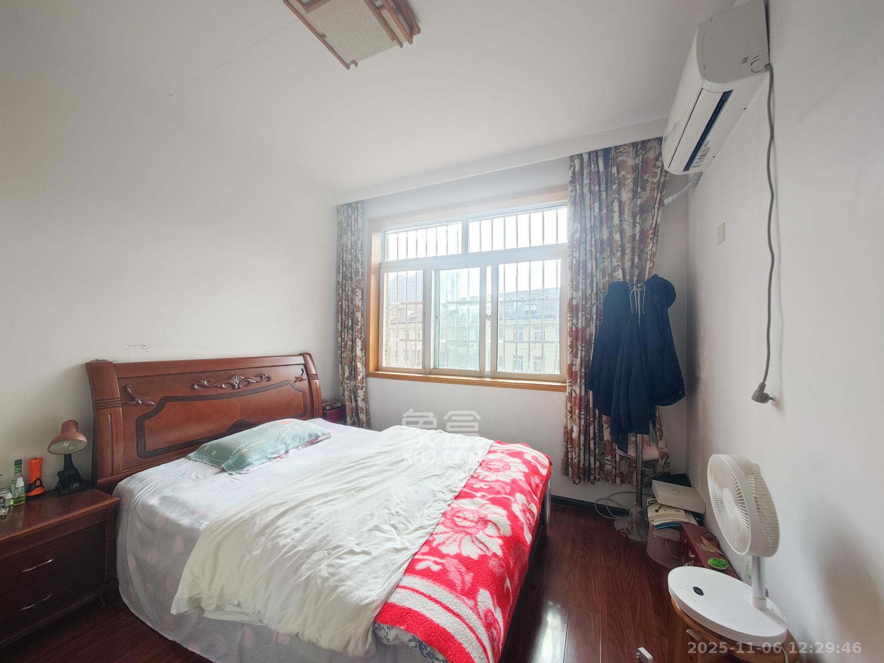 鄱阳小区  5室2厅2卫    70.0万卧室