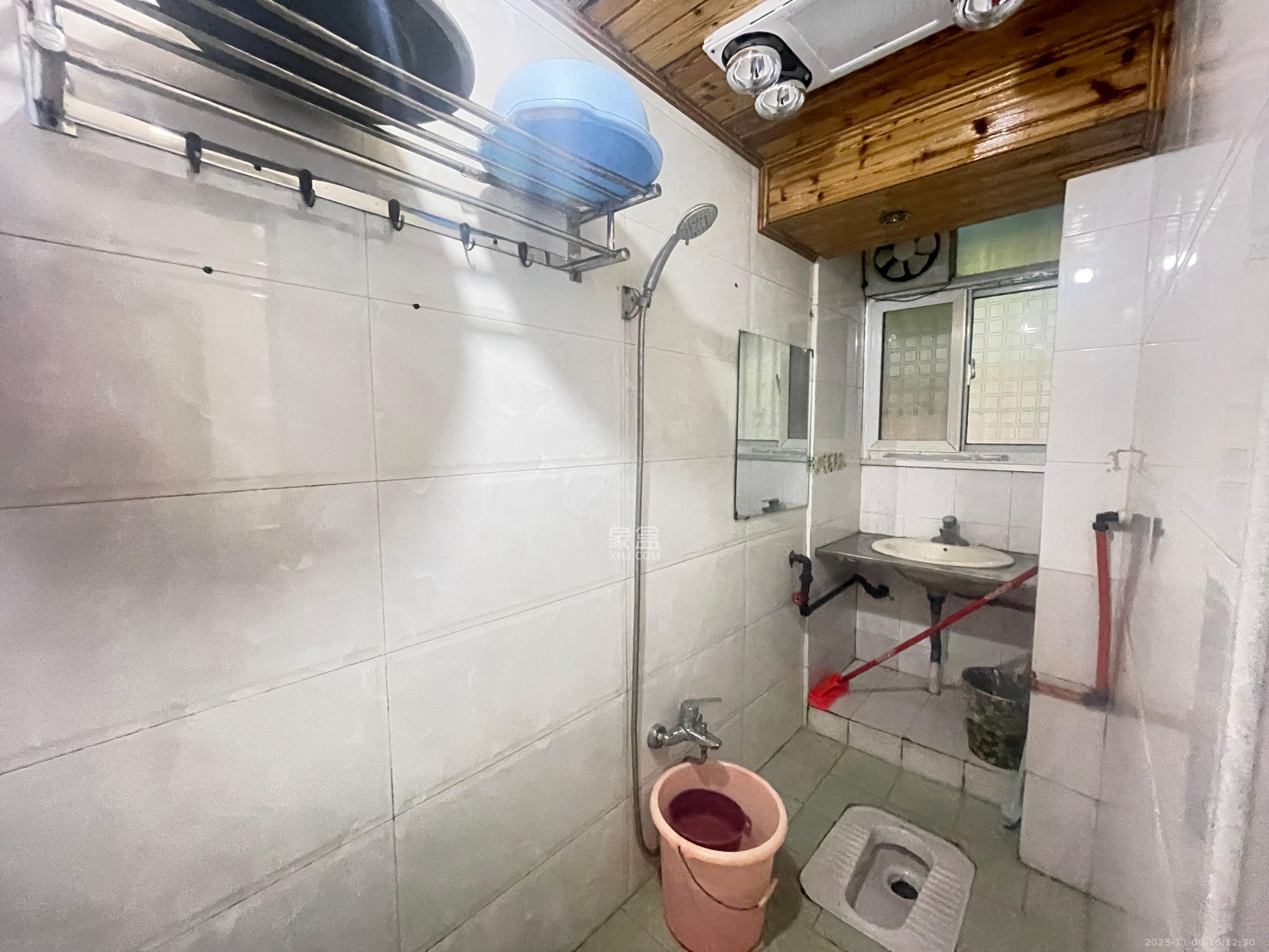 红旗区二片 3室1厅1卫 2000.0元/月 红旗区二片 3室1厅1卫 2000.0元/月室内图