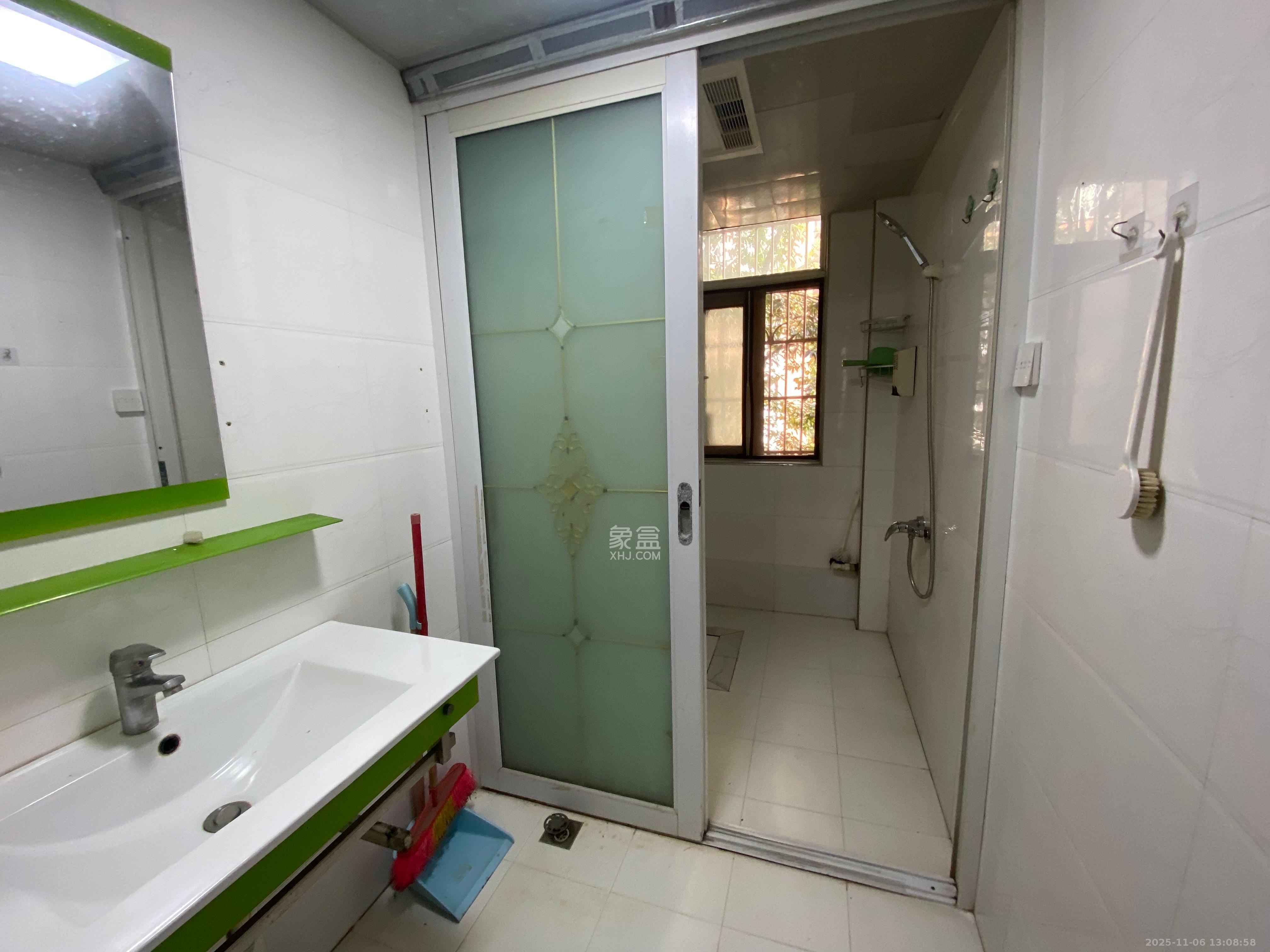 山水湾  3室2厅2卫    1700.0元/月室内图