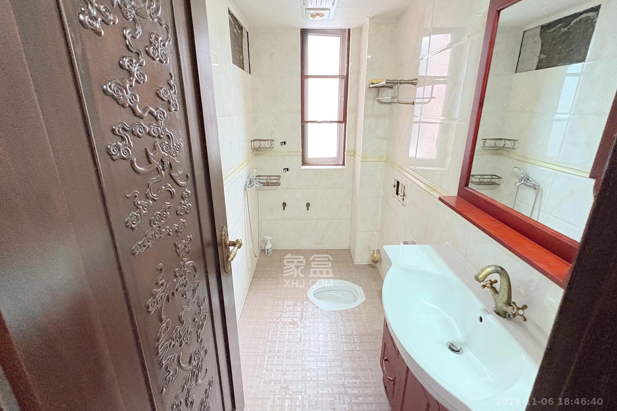 向阳门第  4室2厅2卫    198.0万卫生间