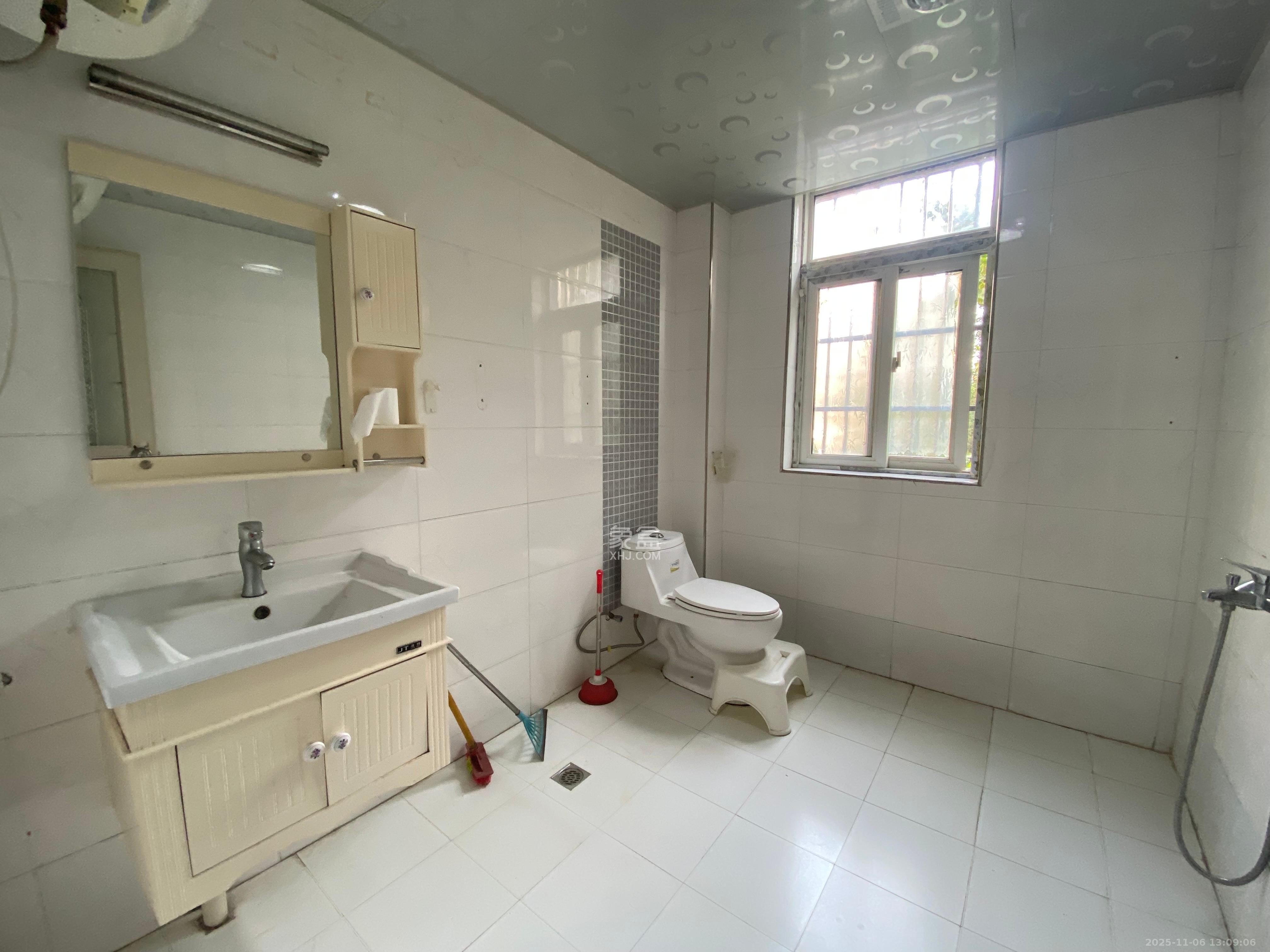 山水湾 3室2厅2卫 1700.0元/月 山水湾 3室2厅2卫 1700.0元/月室内图