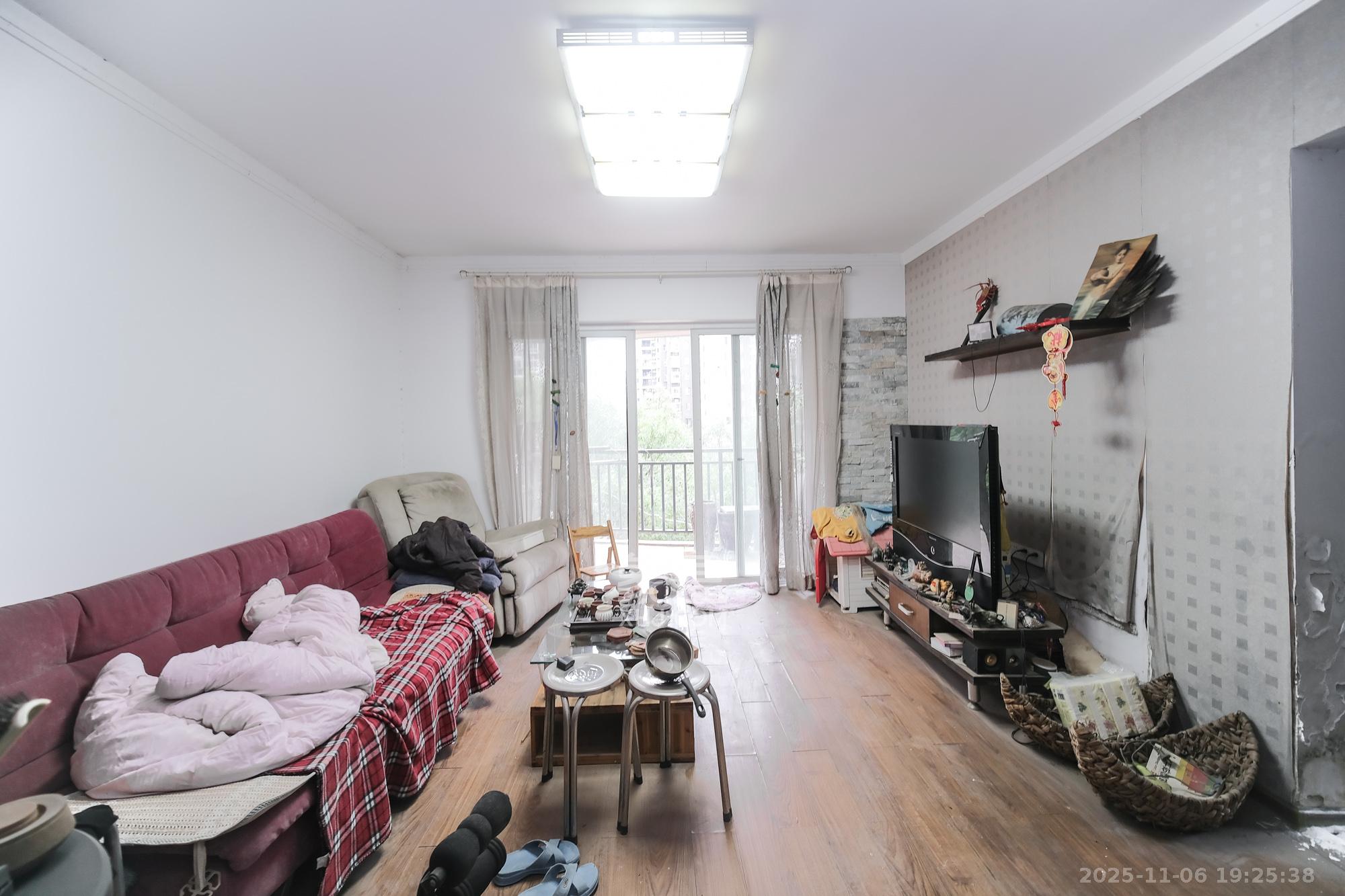 世景华庭 2室2厅1卫 38.0万 世景华庭 2室2厅1卫 38.0万客厅