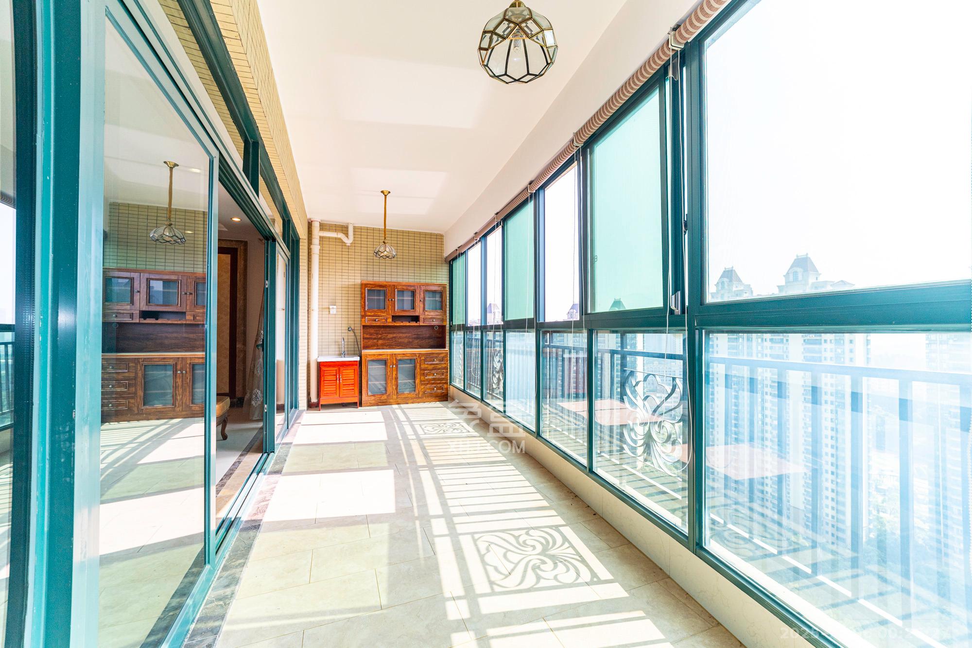 恒大雅苑  4室2厅3卫    200.0万阳台