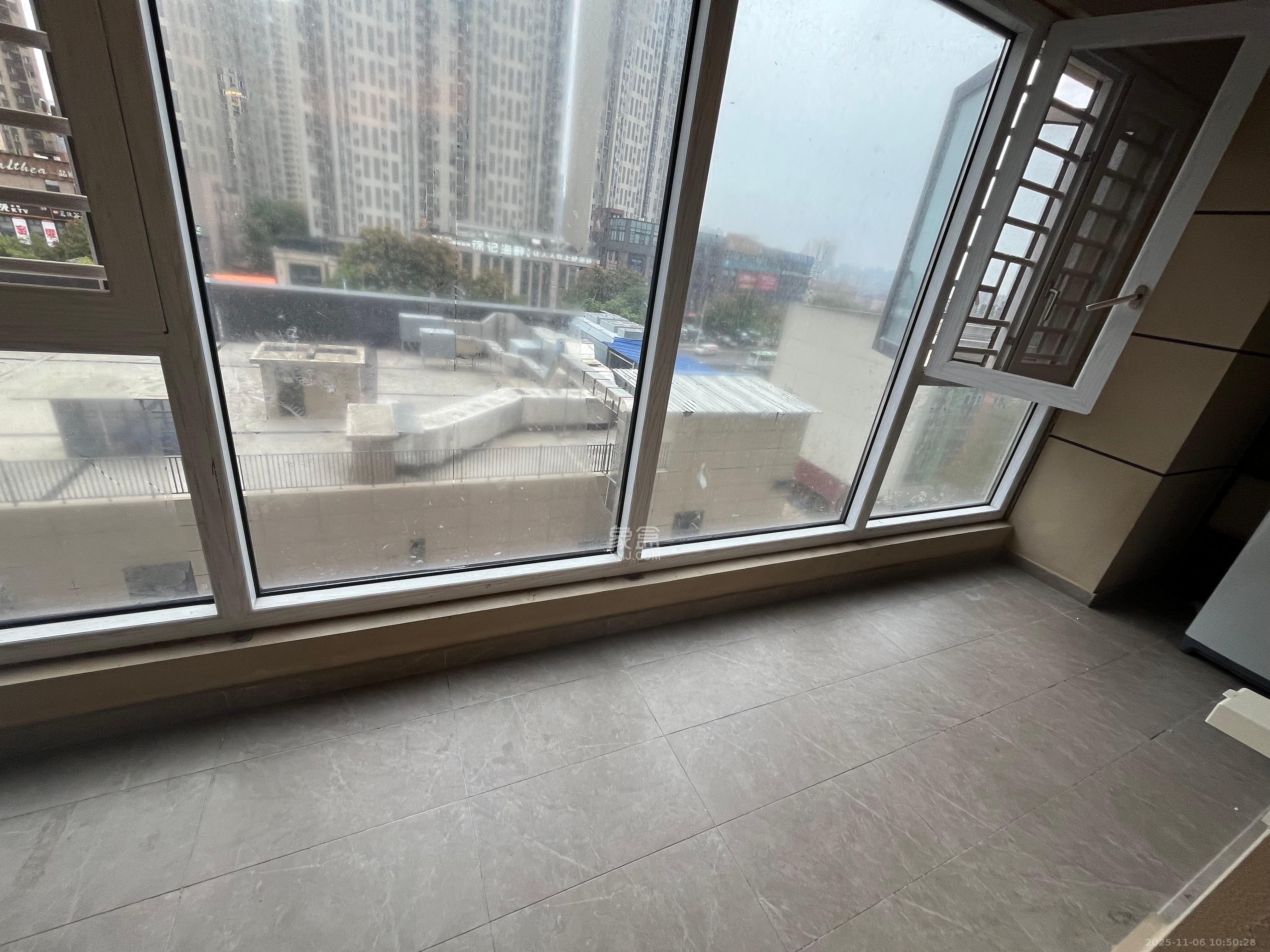 龙湖铂金中心(龙湖春江郦城) 3室2厅2卫 4000.0元/月 龙湖铂金中心(龙湖春江郦城) 3室2厅2卫 4000.0元/月室内图