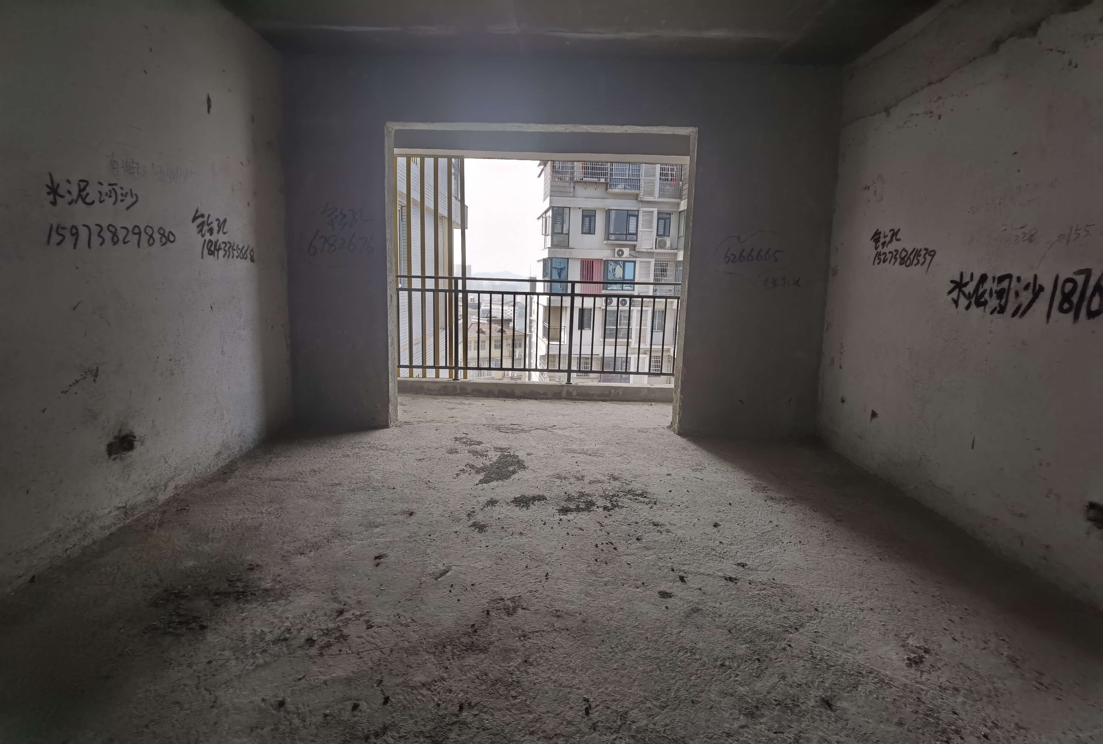 龙一星城  1室0厅0卫    92.8万客厅