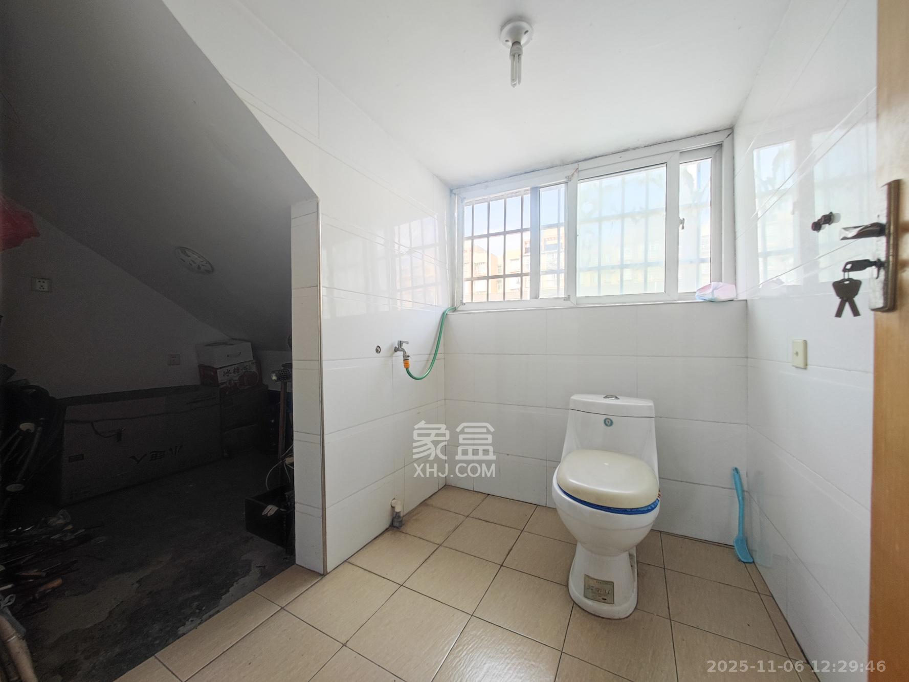 鄱阳小区  5室2厅2卫    70.0万卧室