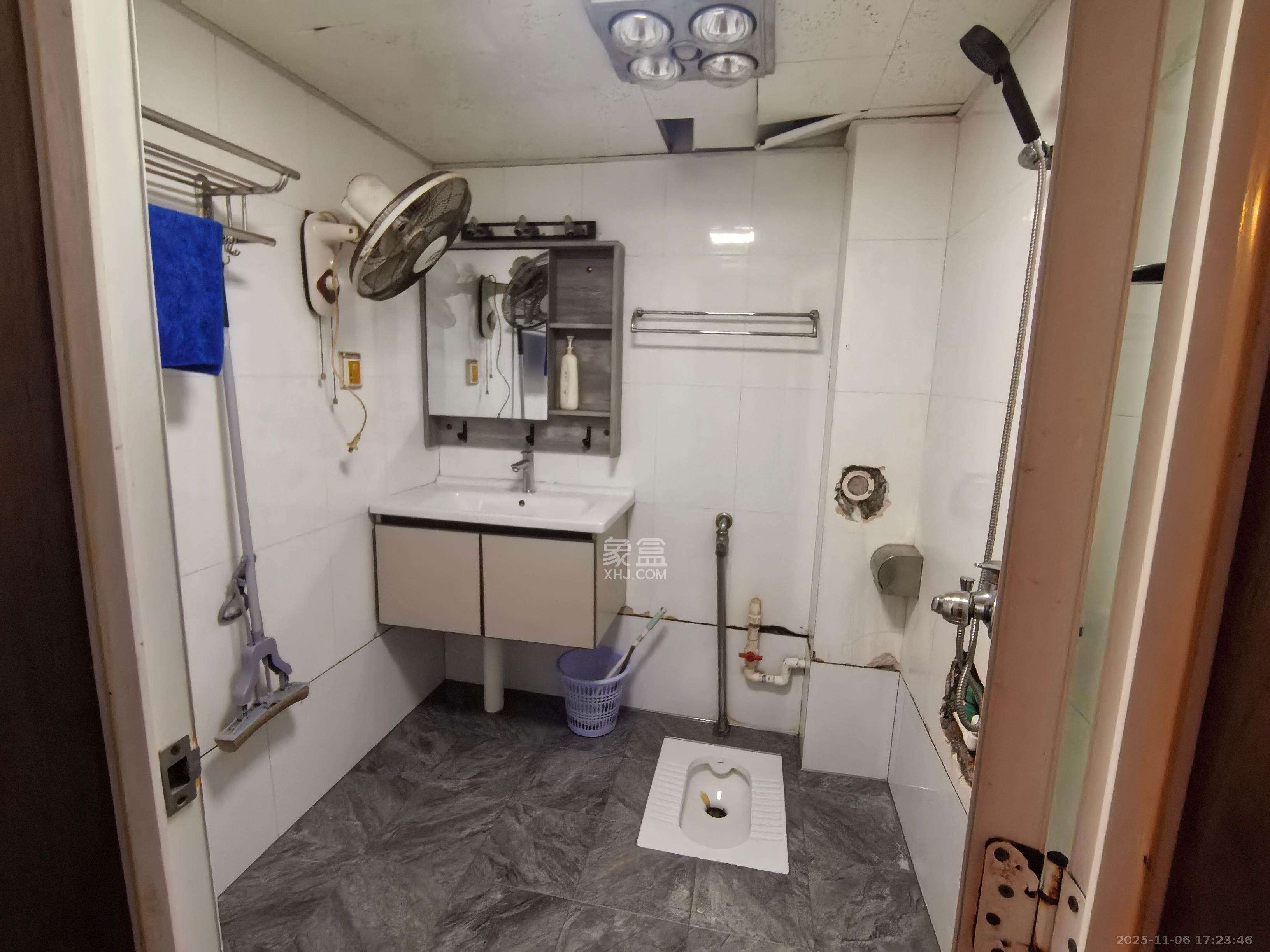 中南汽车世界  2室2厅1卫    1200.0元/月室内图