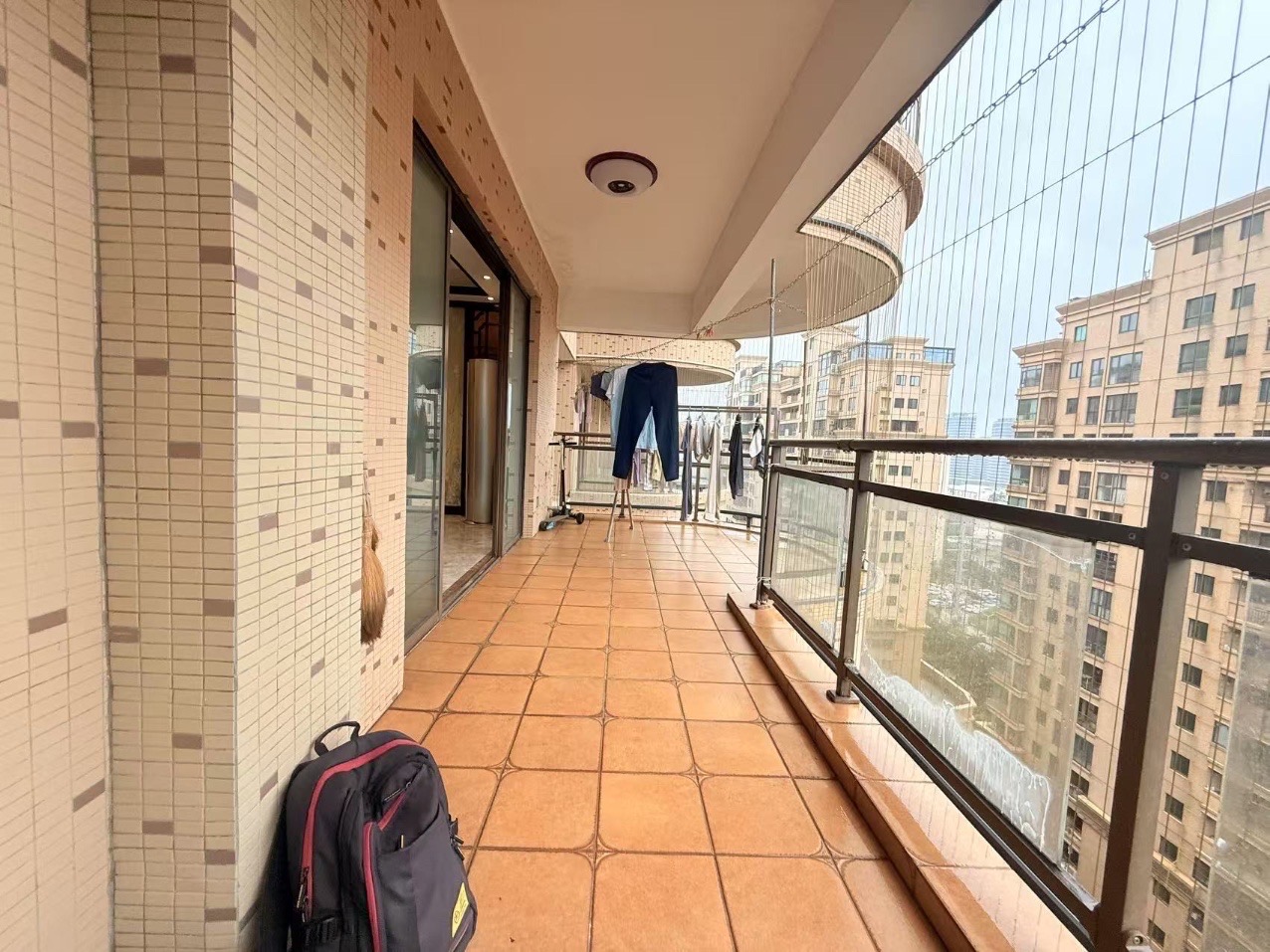 海岛国际名城  5室2厅2卫    300.0万客厅