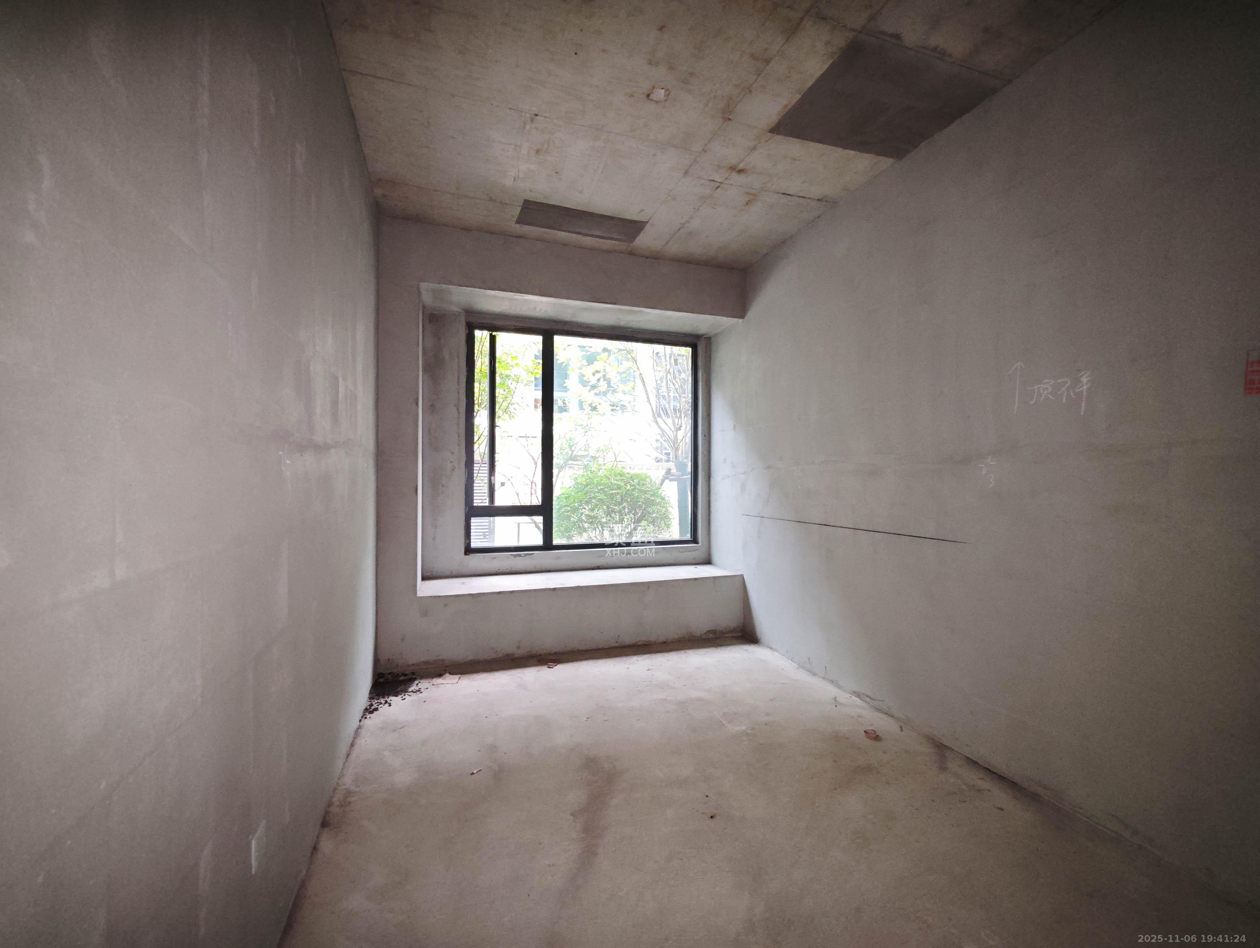 新城明昱东方  5室2厅3卫    319.0万卧室