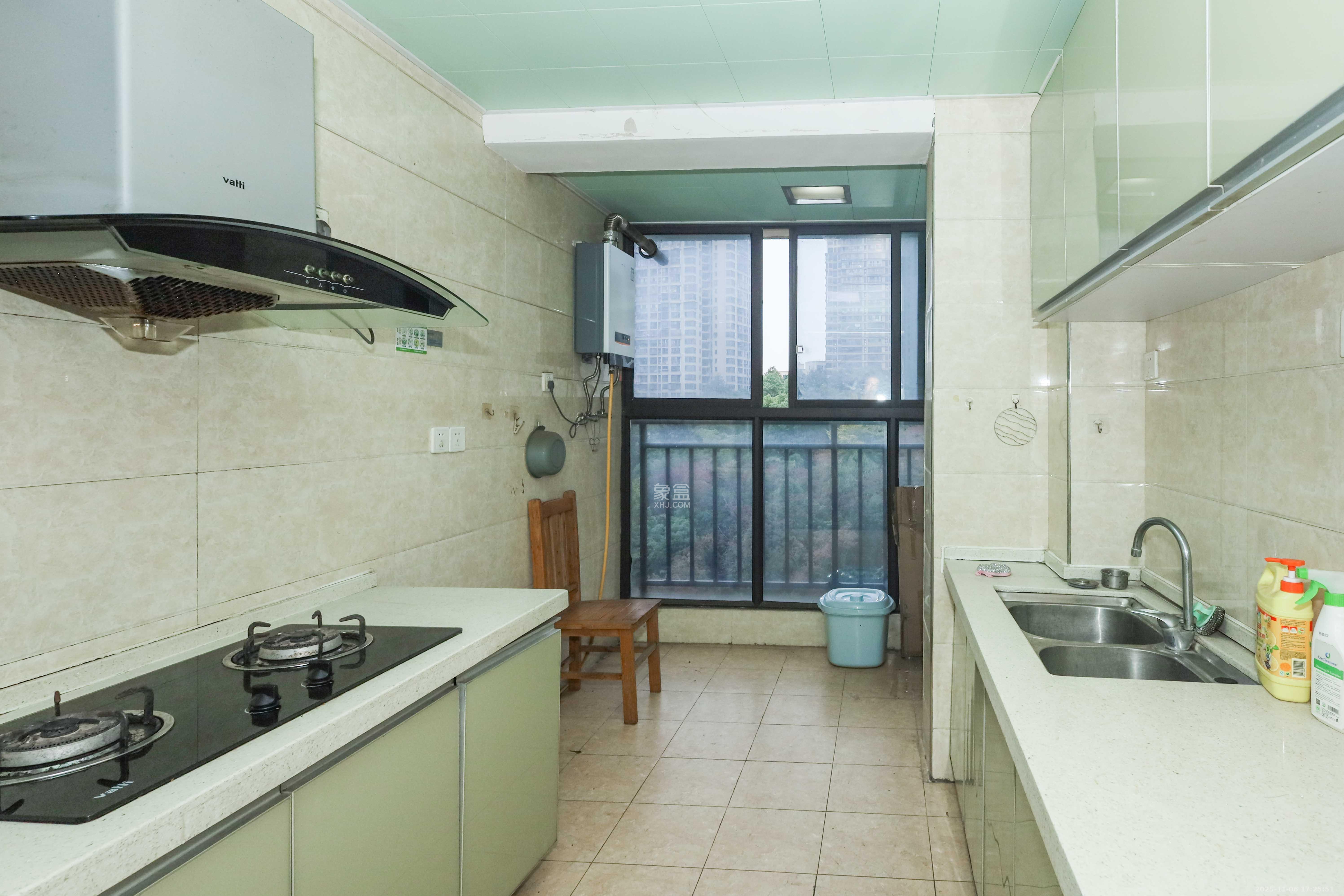 保利麓谷林语F区  4室2厅2卫    120.0万厨房