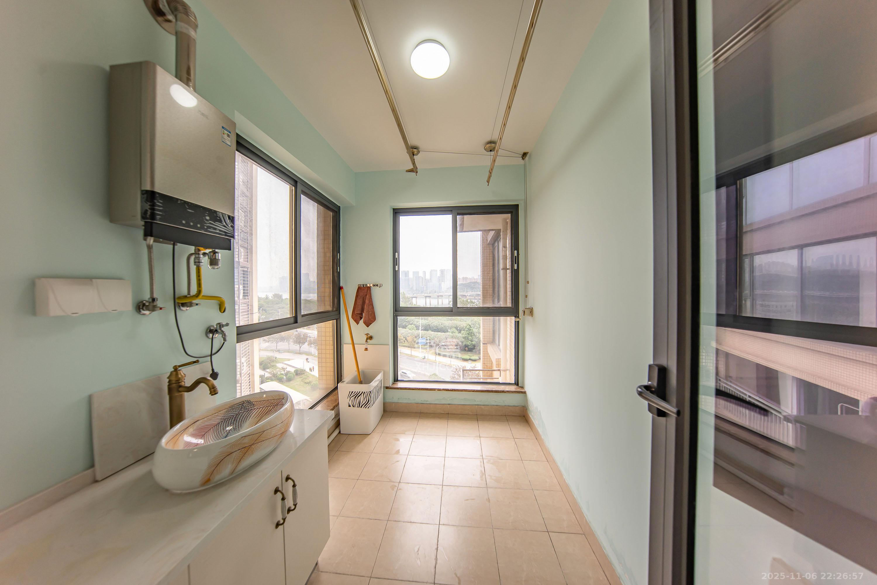 兰亭湾畔  3室2厅2卫    135.0万阳台