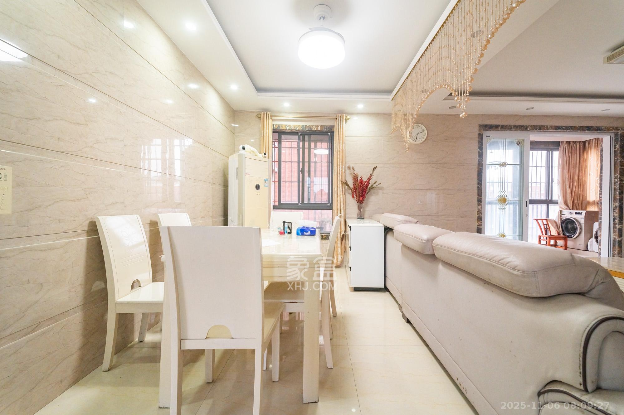 华润凤凰城二期 5室2厅2卫 109.8万 华润凤凰城二期 5室2厅2卫 109.8万客厅