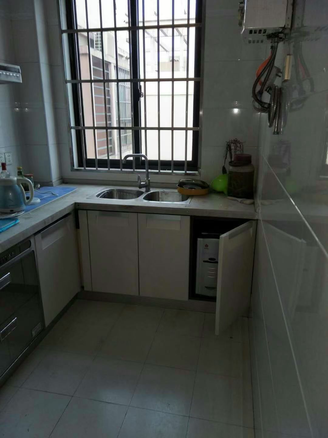 名仕华府  1室2厅1卫    1800.0元/月室内图