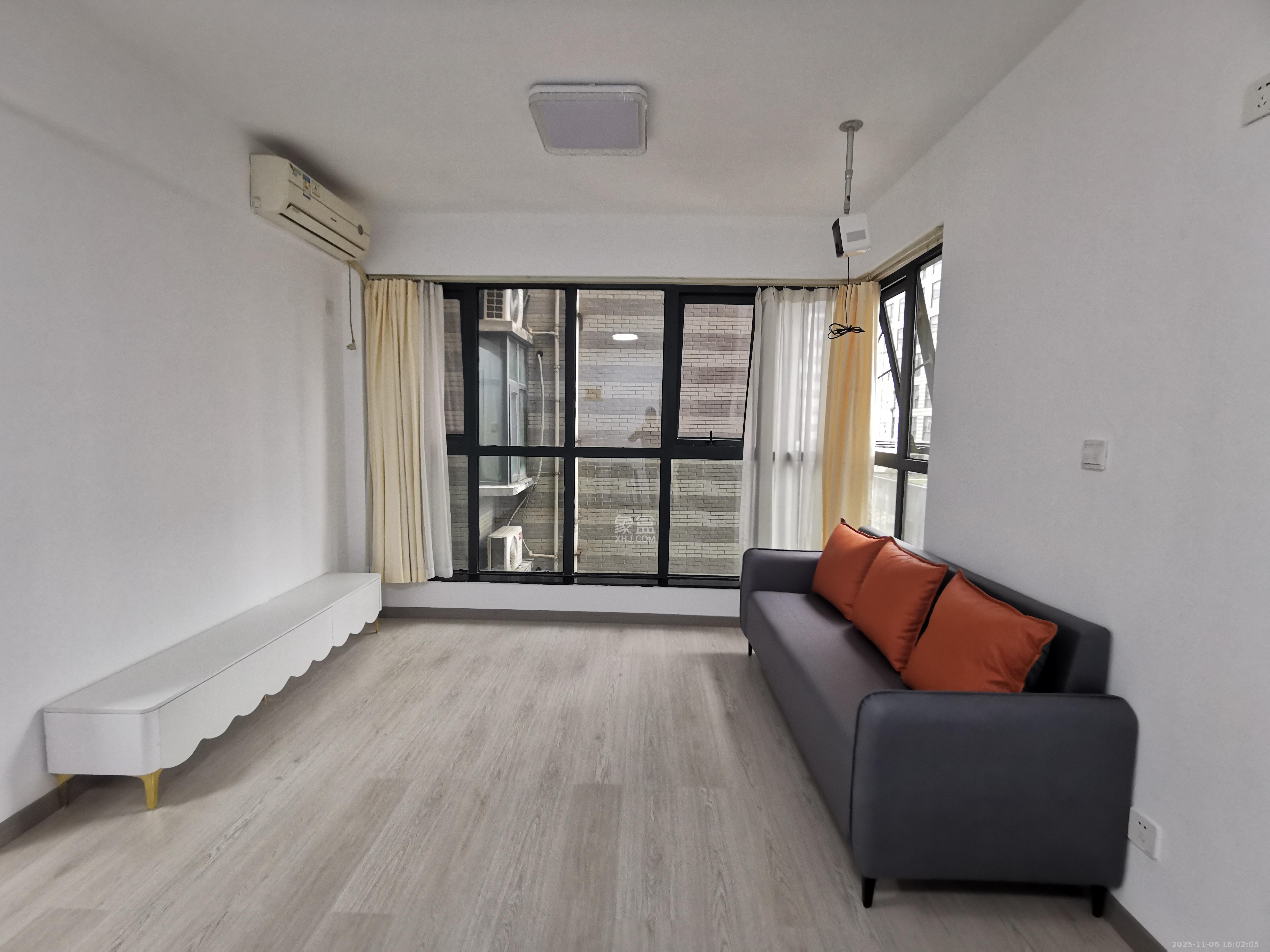 中天广场  1室1厅1卫    2500.0元/月