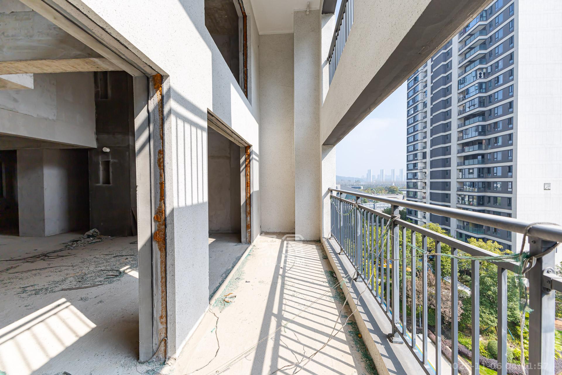 越秀湘江星汇城一期  3室2厅2卫    153.0万阳台