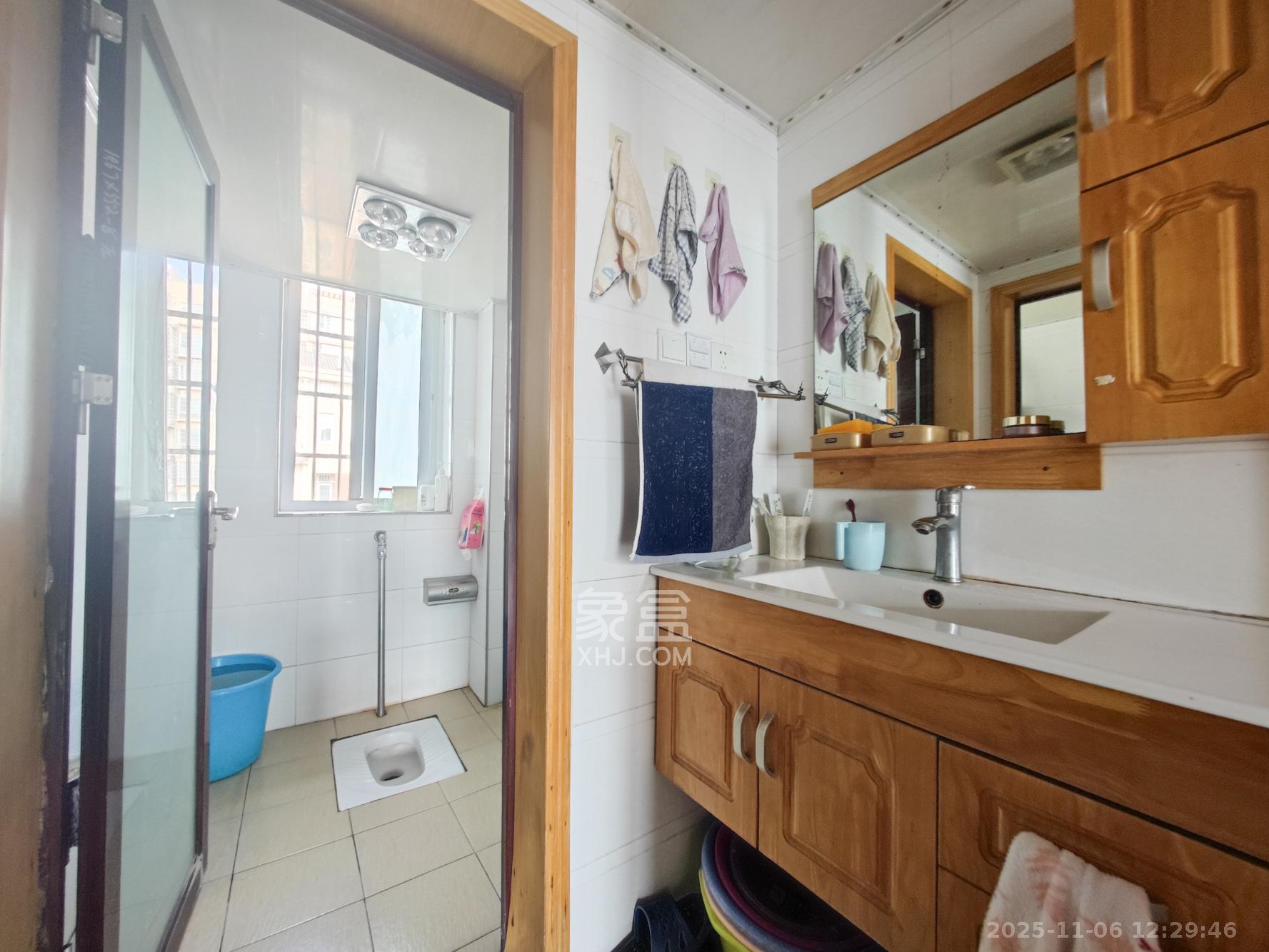 鄱阳小区  5室2厅2卫    70.0万卧室