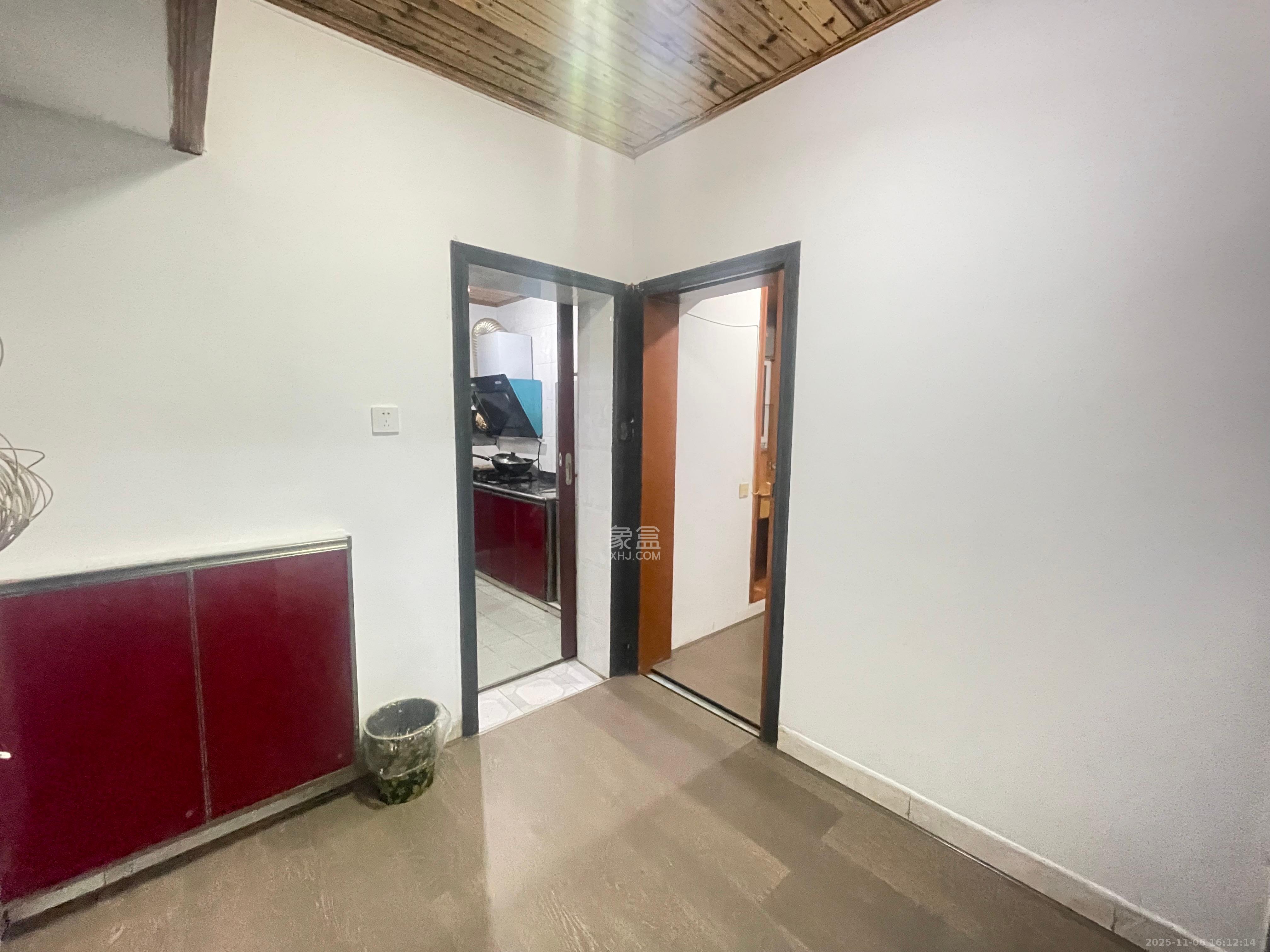 红旗区二片  3室1厅1卫    2000.0元/月