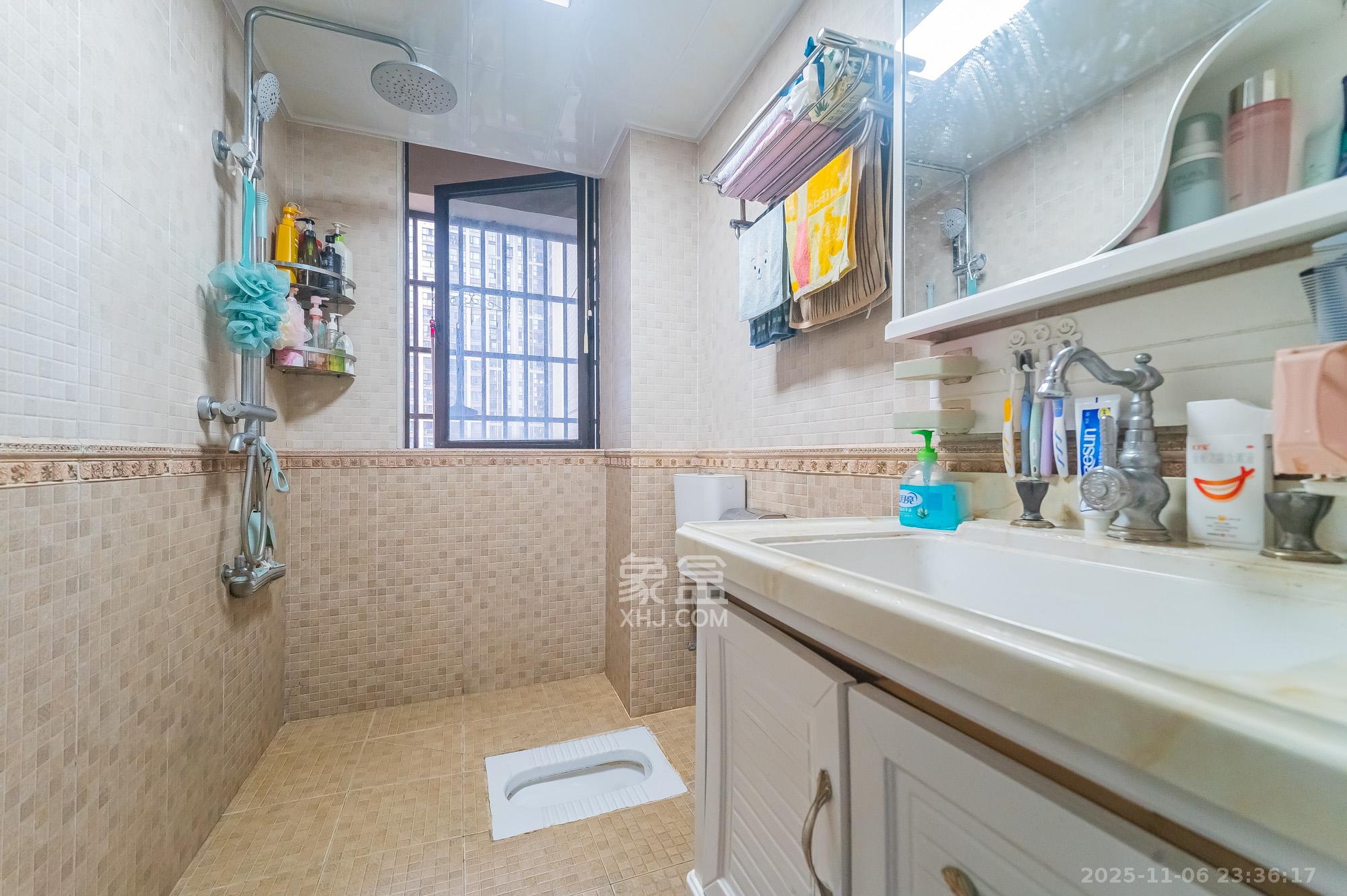 国泰九龙湾  4室2厅2卫    102.0万卫生间