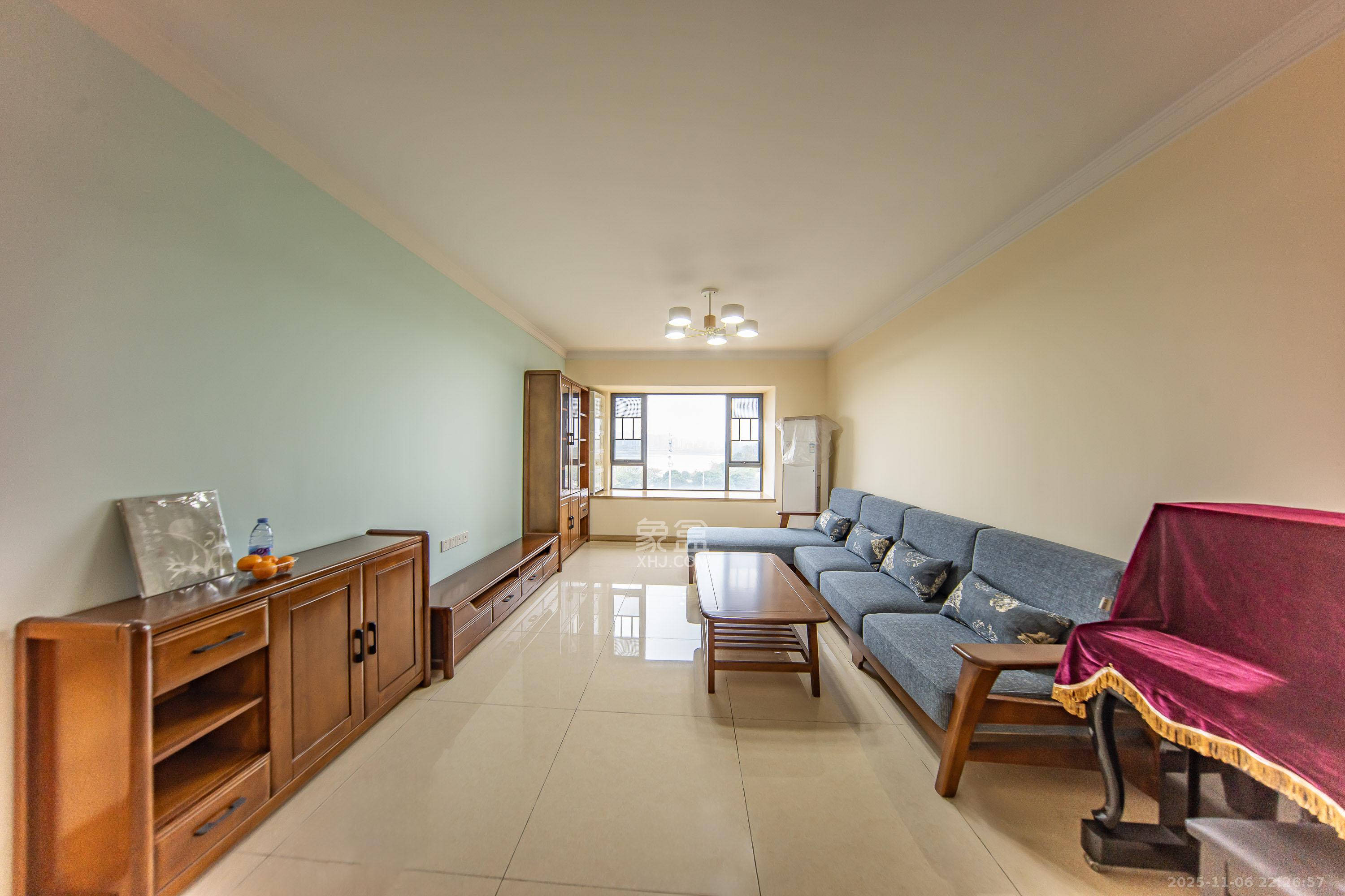 兰亭湾畔  3室2厅2卫    135.0万客厅