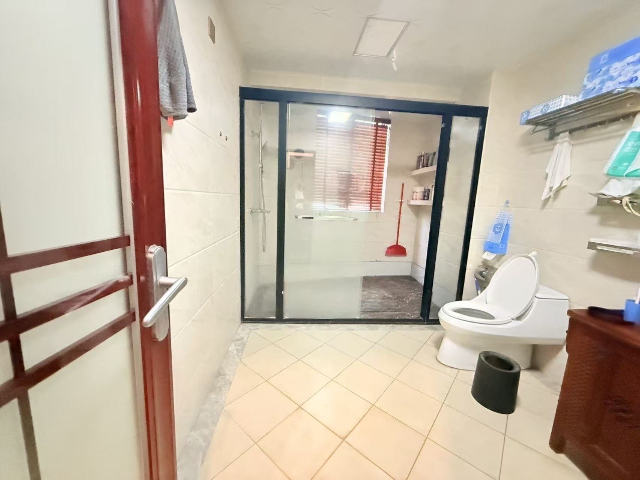 海岛国际名城  5室2厅2卫    300.0万客厅