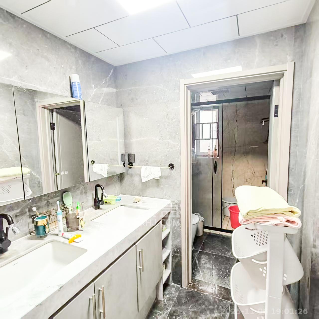 咸嘉新村嘉华苑 5室2厅2卫 187.0万 咸嘉新村嘉华苑 5室2厅2卫 187.0万卫生间