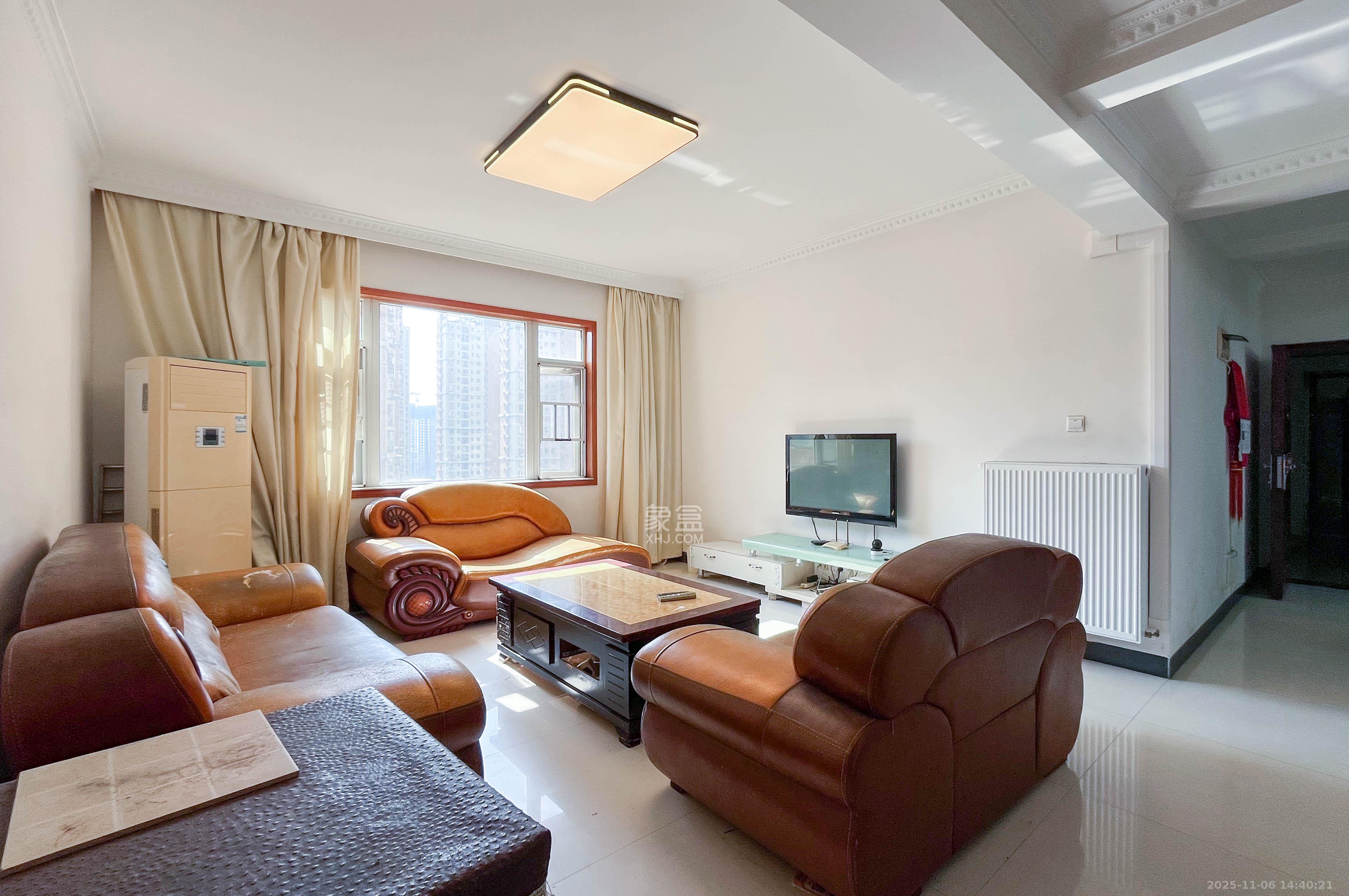 中房F联邦  4室2厅2卫    100.0万客厅