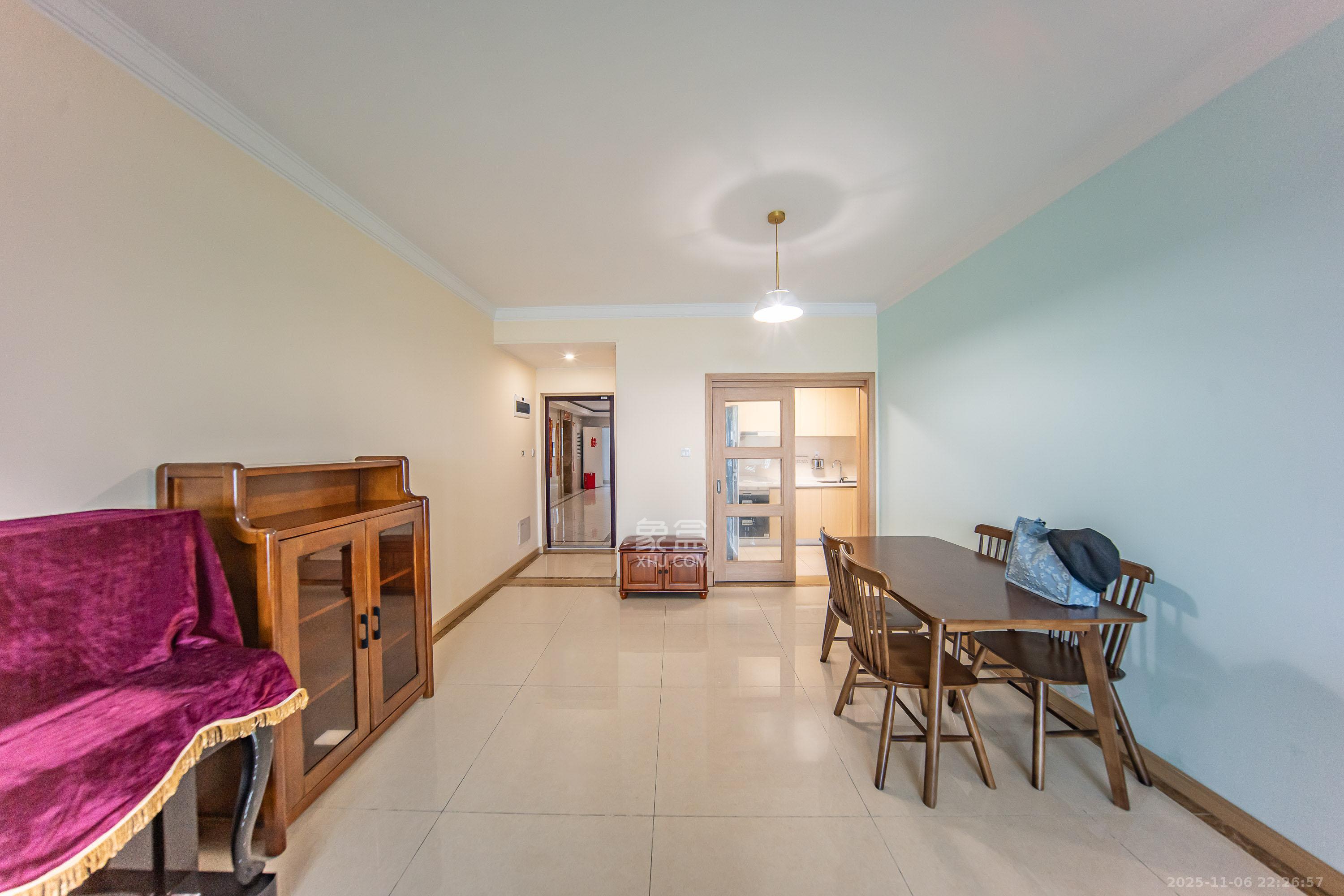 兰亭湾畔  3室2厅2卫    135.0万客厅