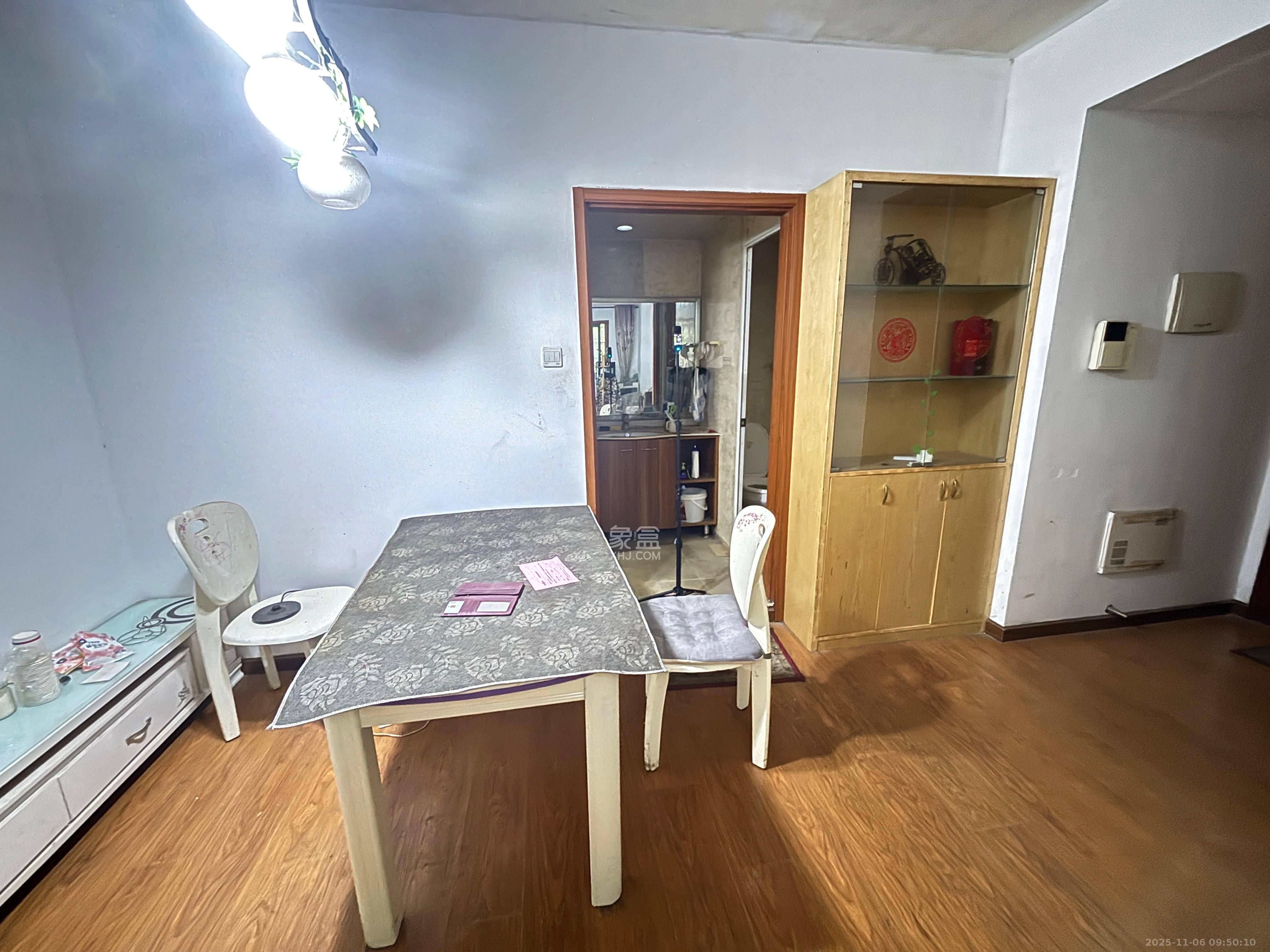 花漾年华（桂花园）  1室2厅1卫    2500.0元/月室内图