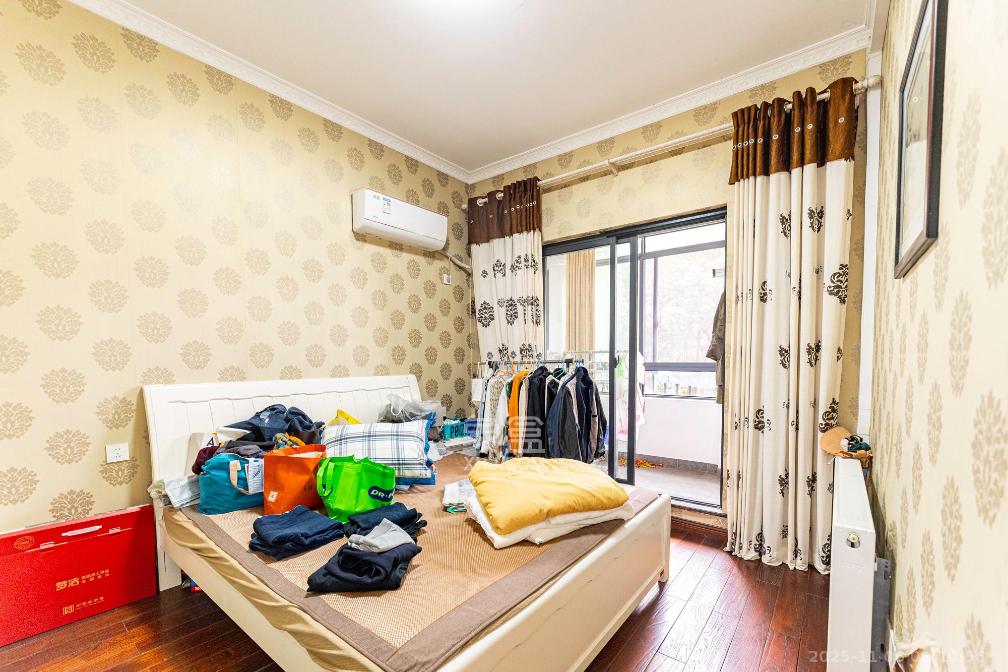 鹏基诺亚山林  5室2厅1卫    238.0万卧室