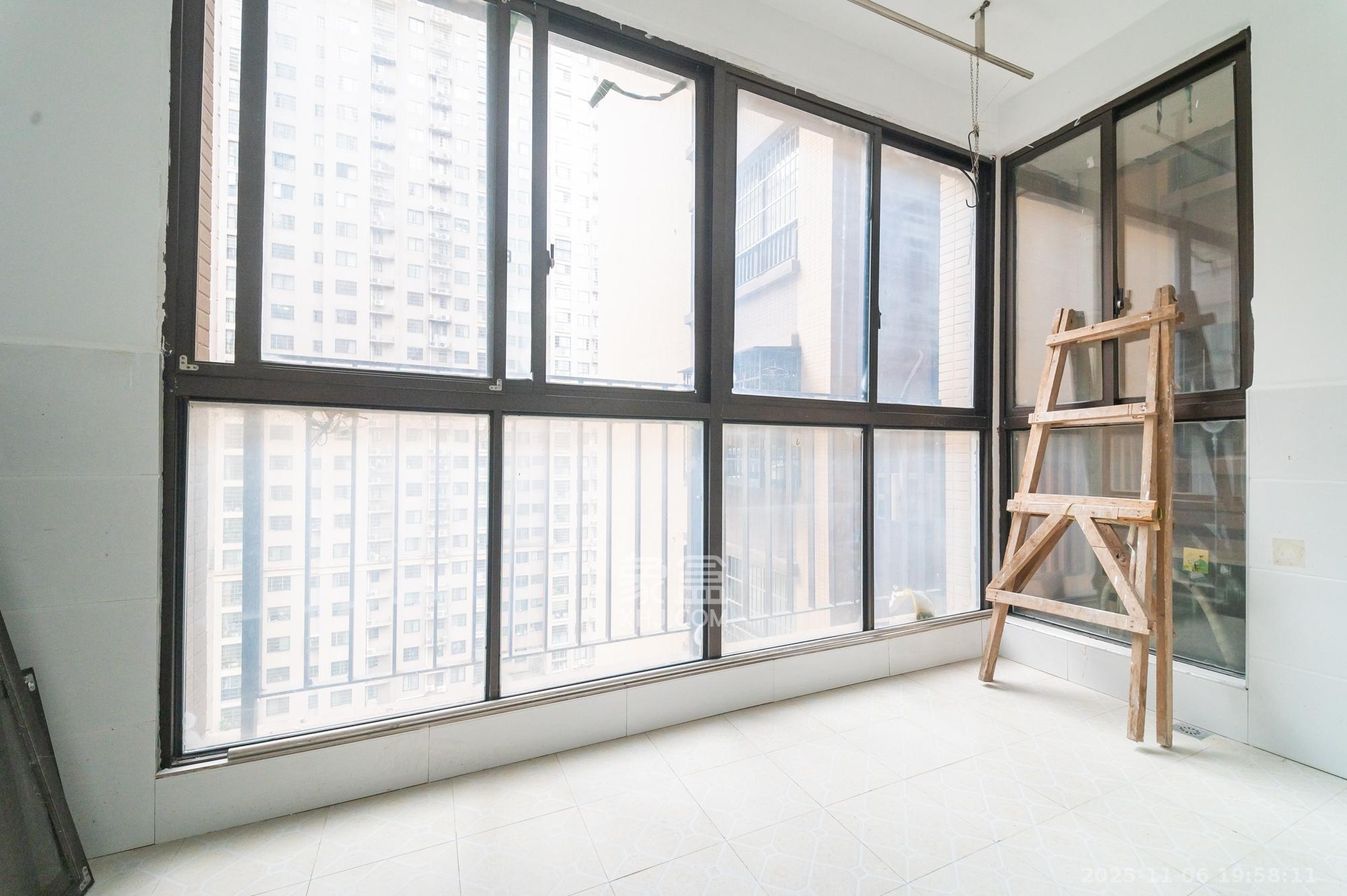 华润凤凰城三期  3室2厅2卫    85.0万阳台