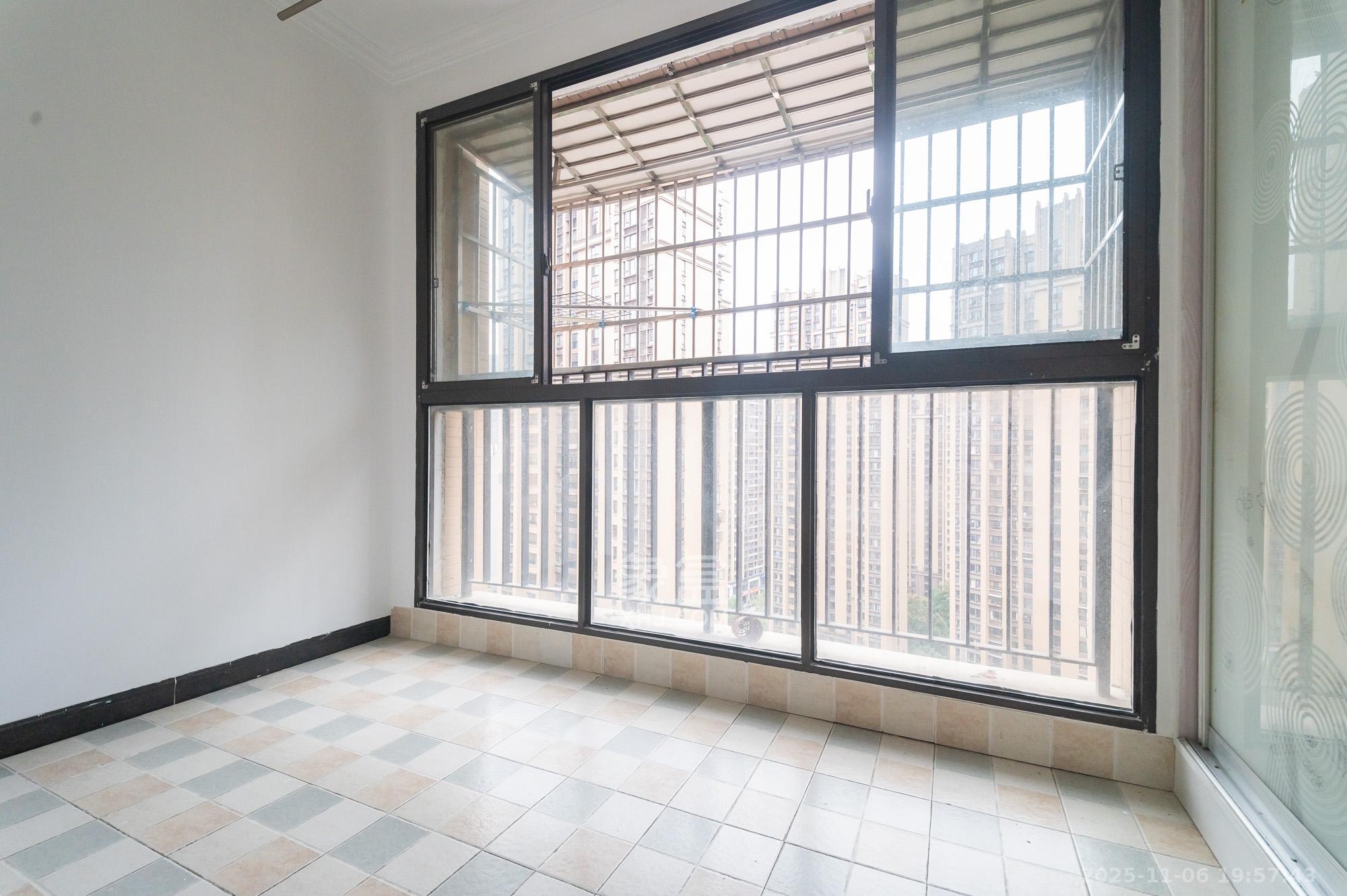 华润凤凰城三期 3室2厅1卫 78.8万 华润凤凰城三期 3室2厅1卫 78.8万阳台