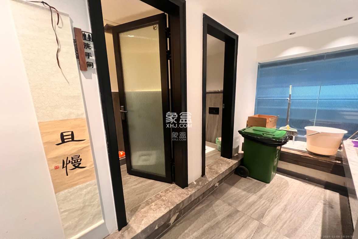 长房中庭国际(东郡华蓉广场) 5室1厅1卫 10800.0元/月 长房中庭国际(东郡华蓉广场) 5室1厅1卫 10800.0元/月室内图