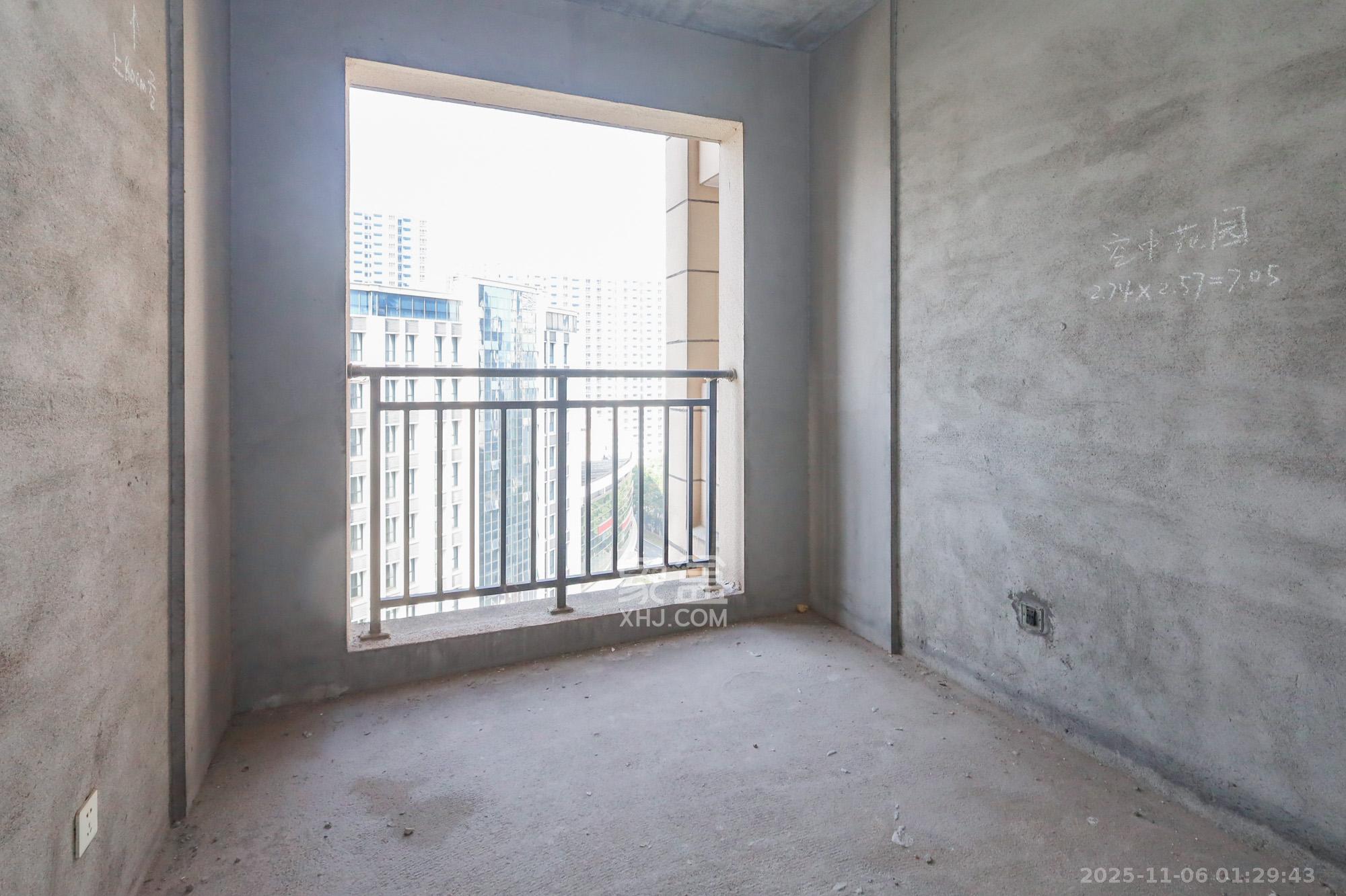 阳光丽城二期  4室2厅2卫    190.0万卧室