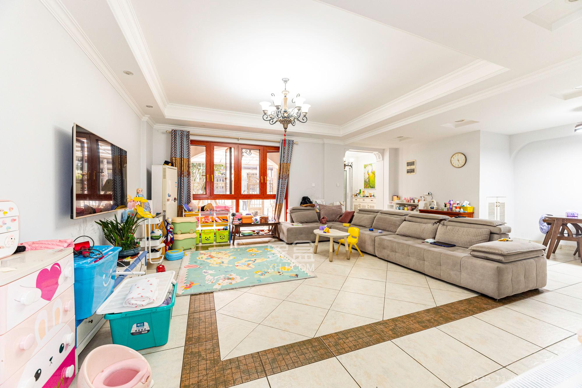 鹏基诺亚山林 5室2厅1卫 238.0万 鹏基诺亚山林 5室2厅1卫 238.0万客厅