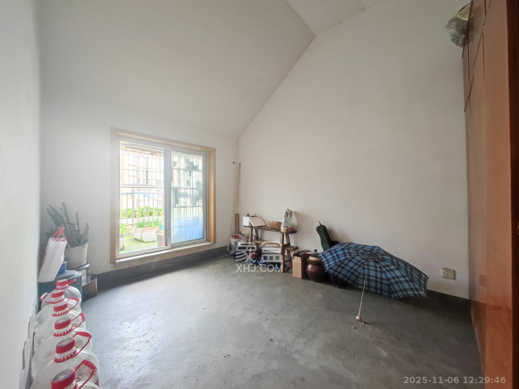 鄱阳小区  5室2厅2卫    70.0万卧室