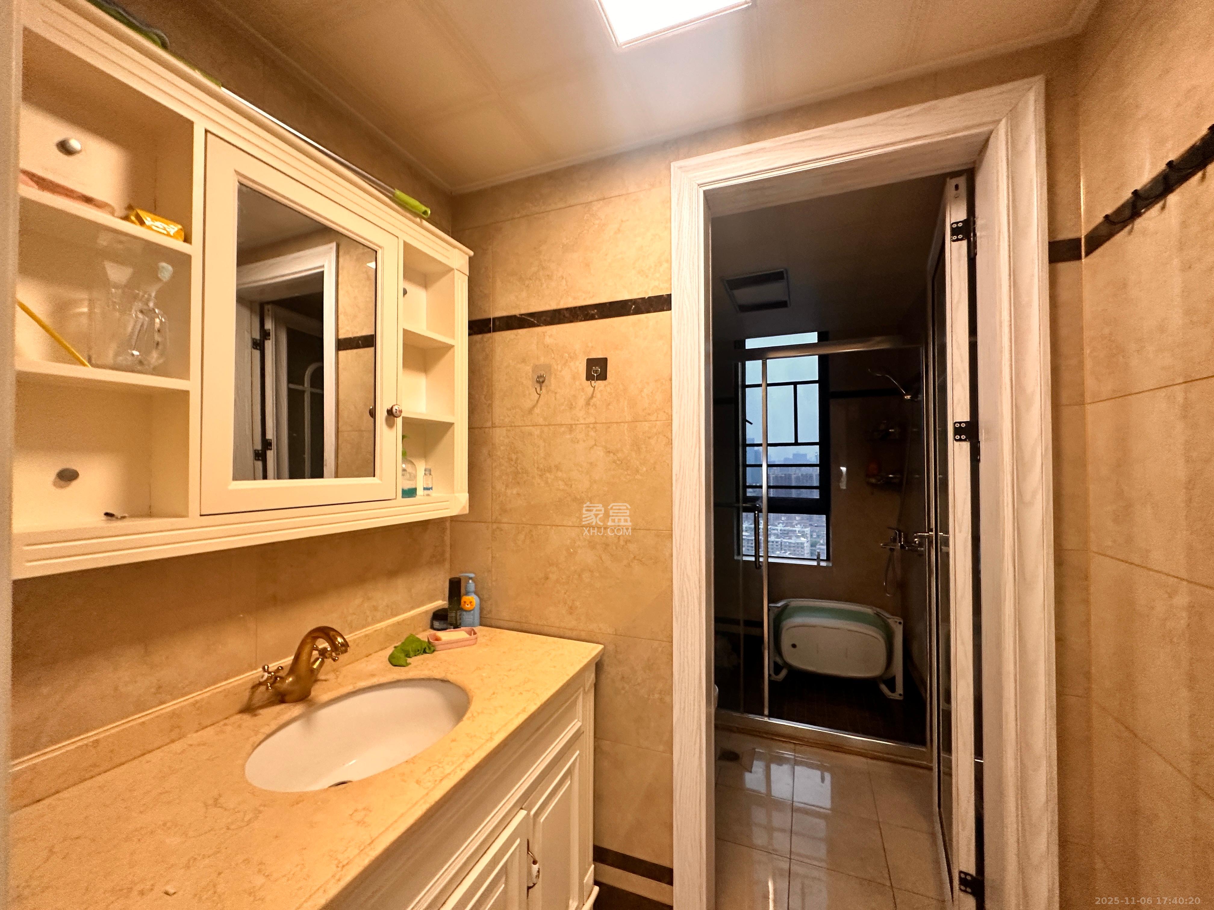 荣悦台 3室2厅2卫 6000.0元/月 荣悦台 3室2厅2卫 6000.0元/月室内图