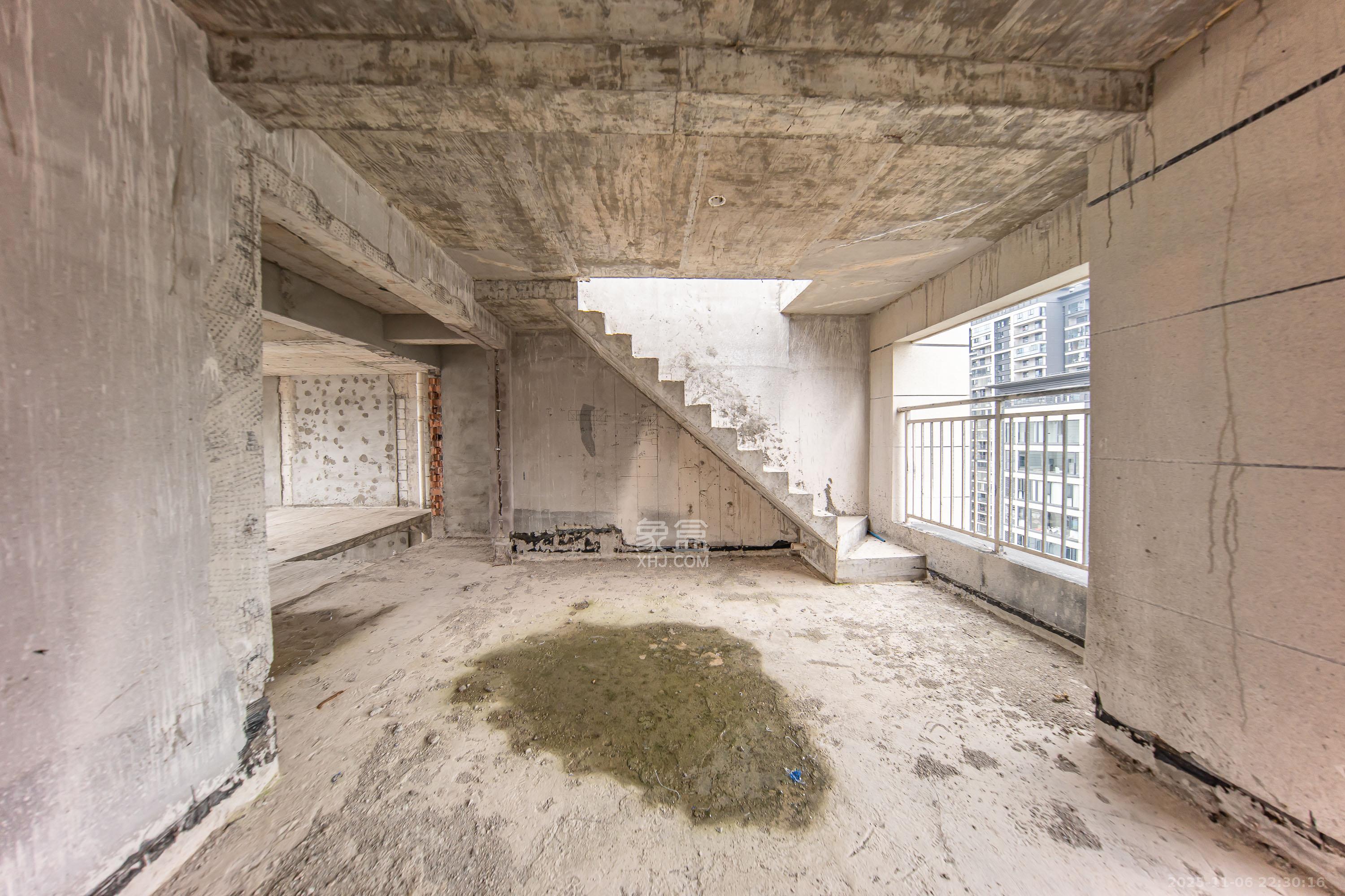 汉唐翰林府  4室2厅2卫    230.0万卧室