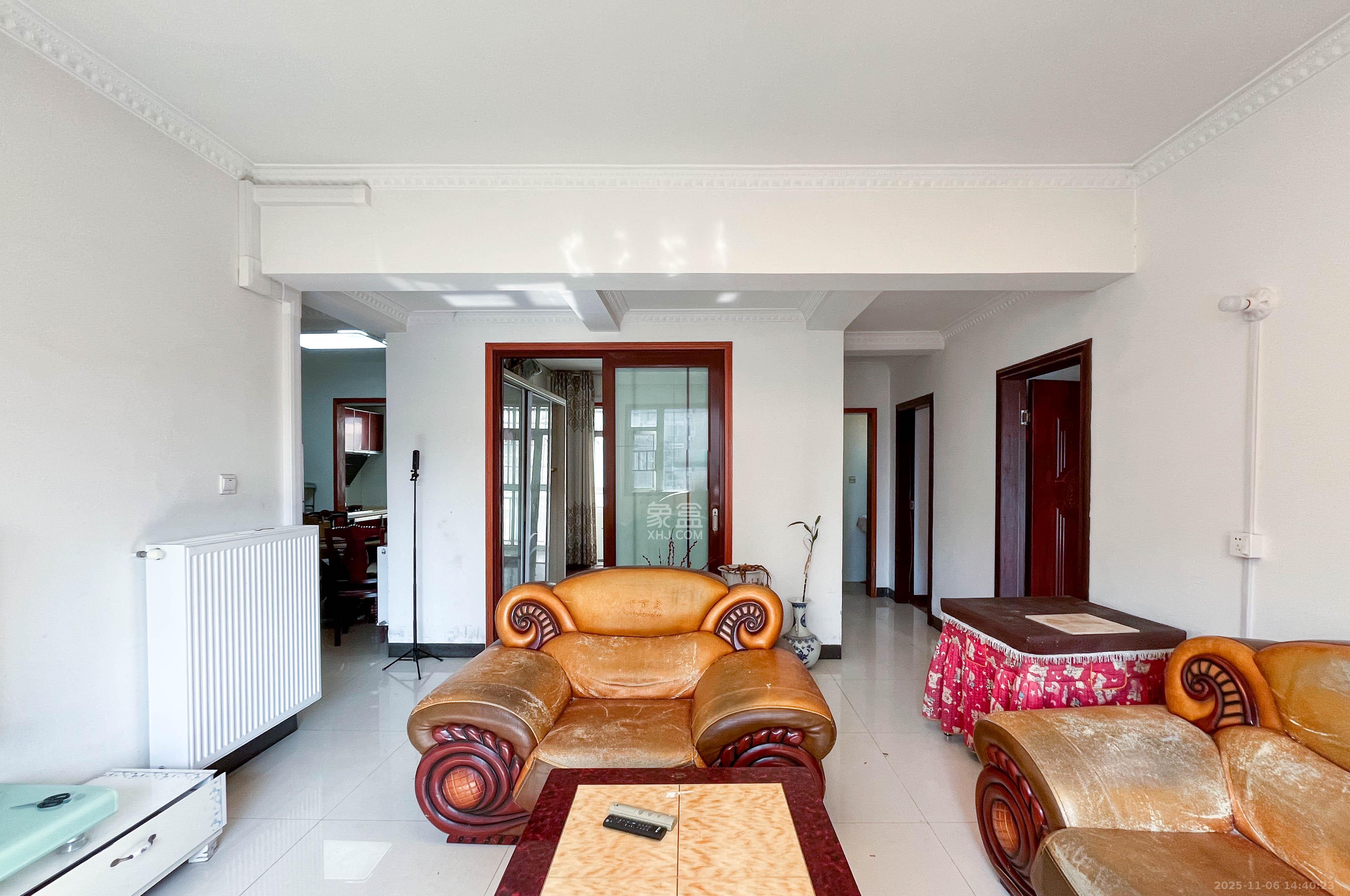 中房F联邦 4室2厅2卫 100.0万 中房F联邦 4室2厅2卫 100.0万客厅