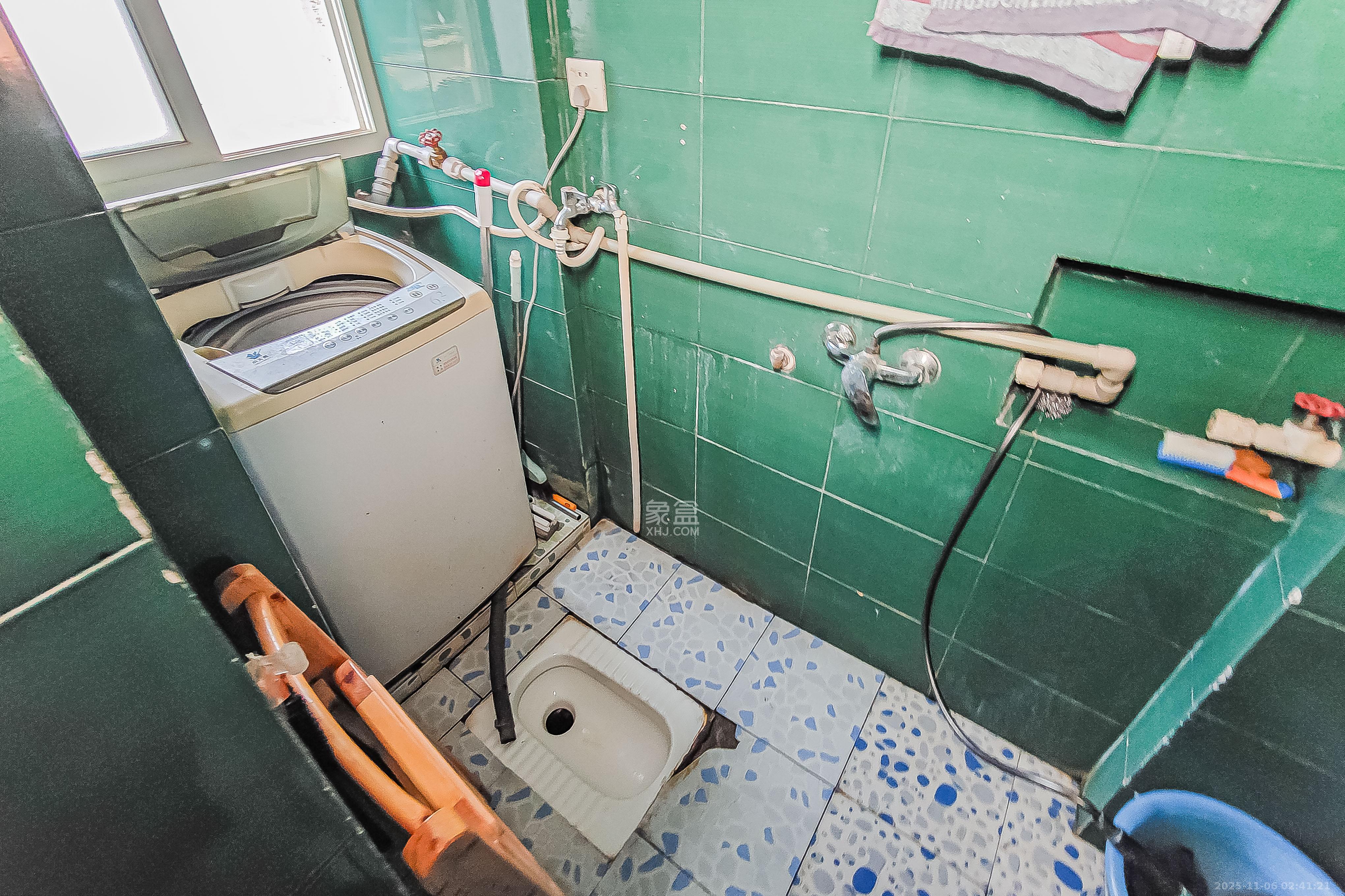 解放四村石子冲 2室1厅1卫 31.8万 解放四村石子冲 2室1厅1卫 31.8万卫生间