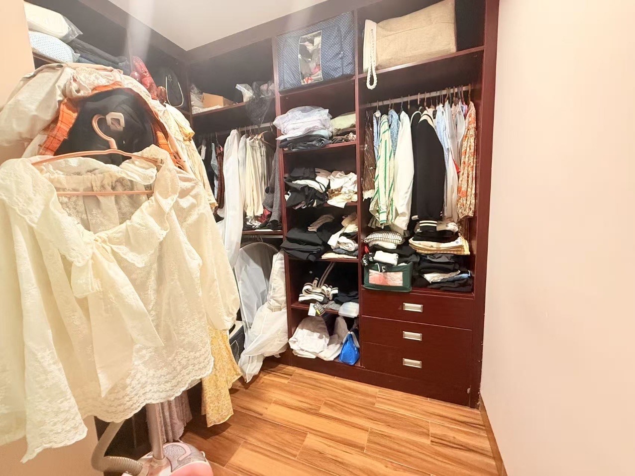 海岛国际名城  5室2厅2卫    300.0万客厅