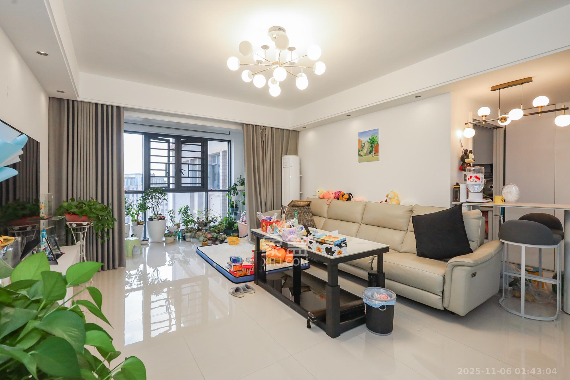 八方小区C区 4室2厅2卫 520.0万 八方小区C区 4室2厅2卫 520.0万客厅