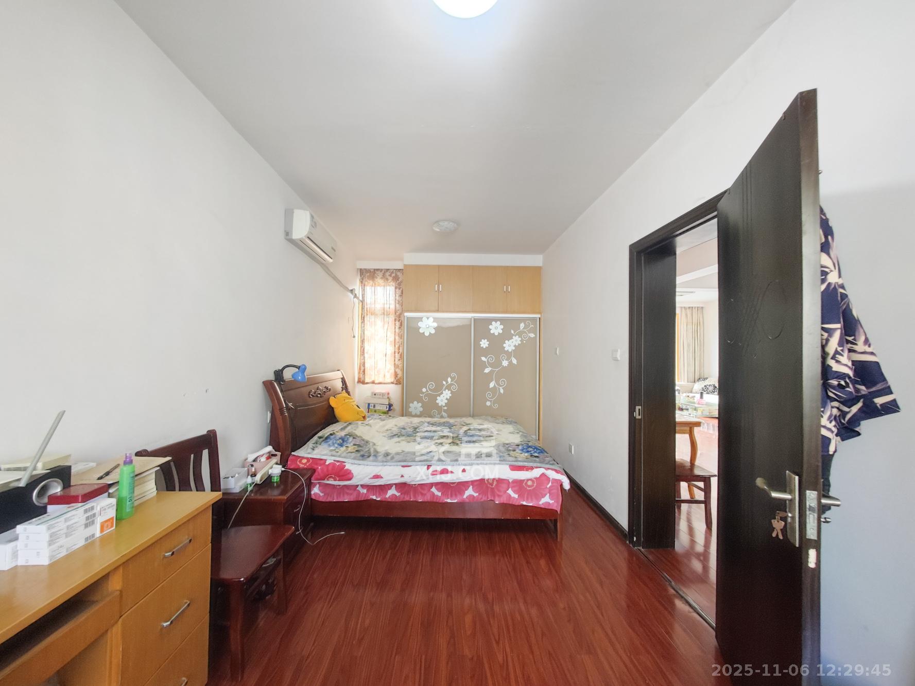 鄱阳小区  5室2厅2卫    70.0万卧室