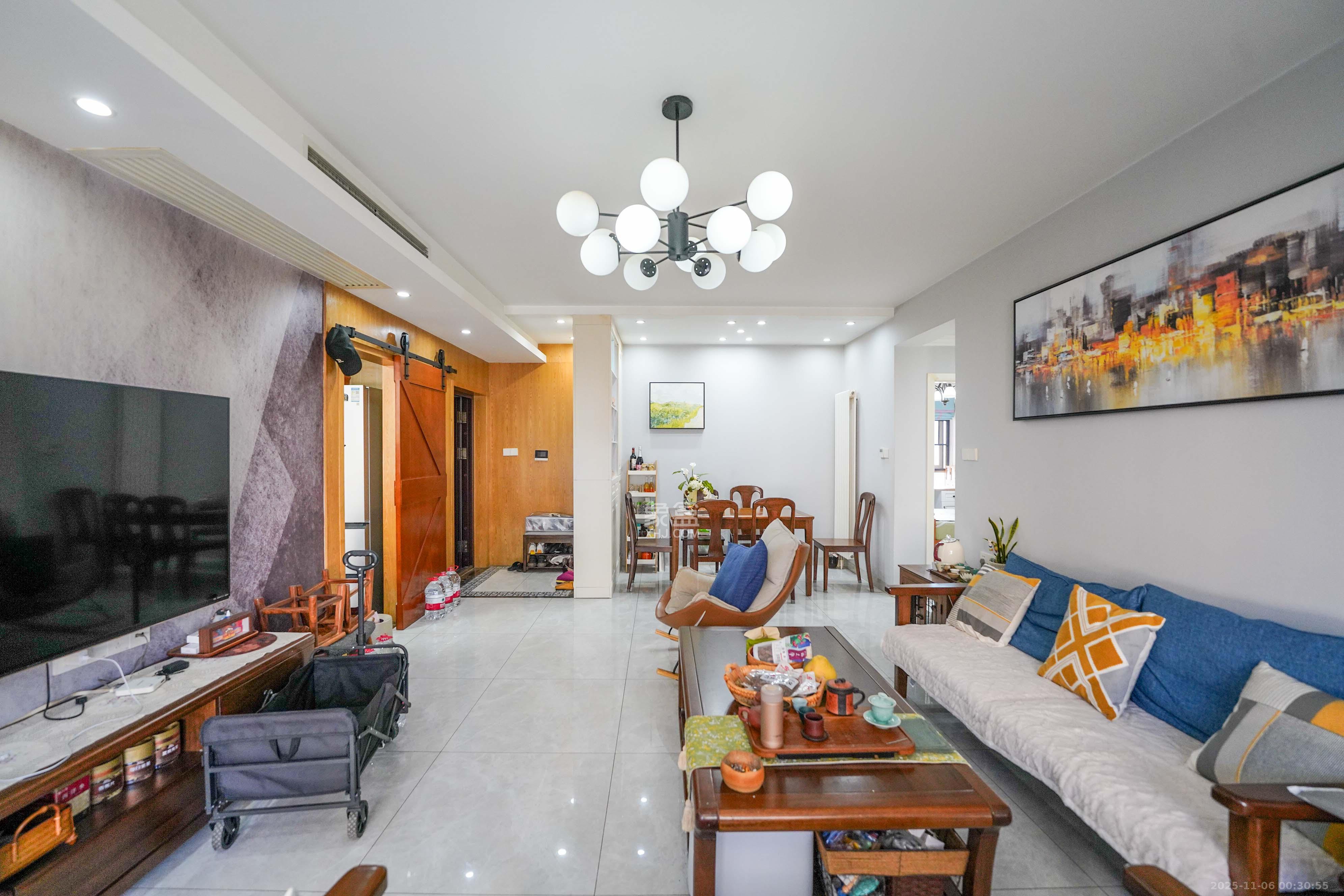 怡海星城  3室2厅2卫    75.0万客厅