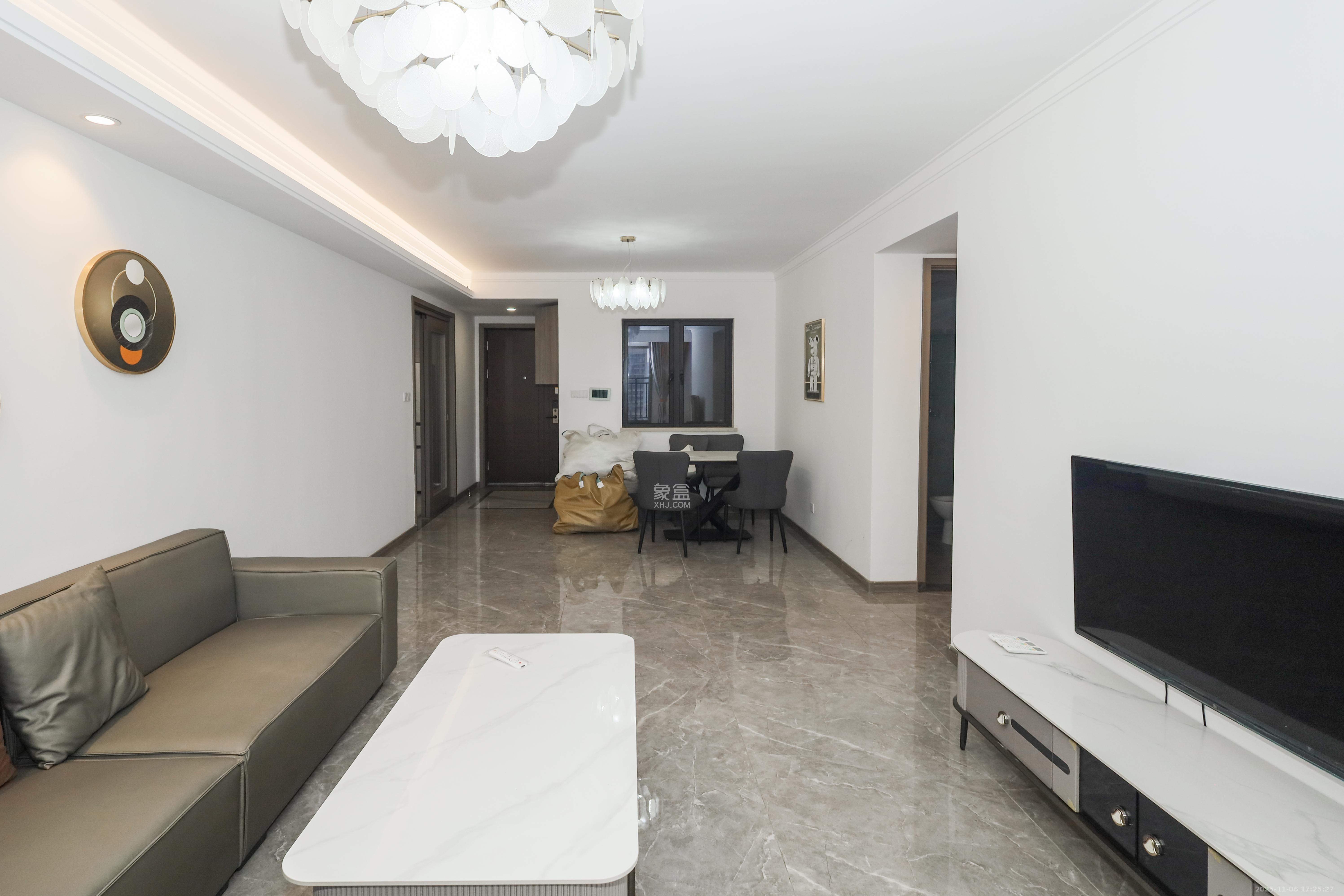 越秀亲爱里  3室2厅2卫    99.0万客厅