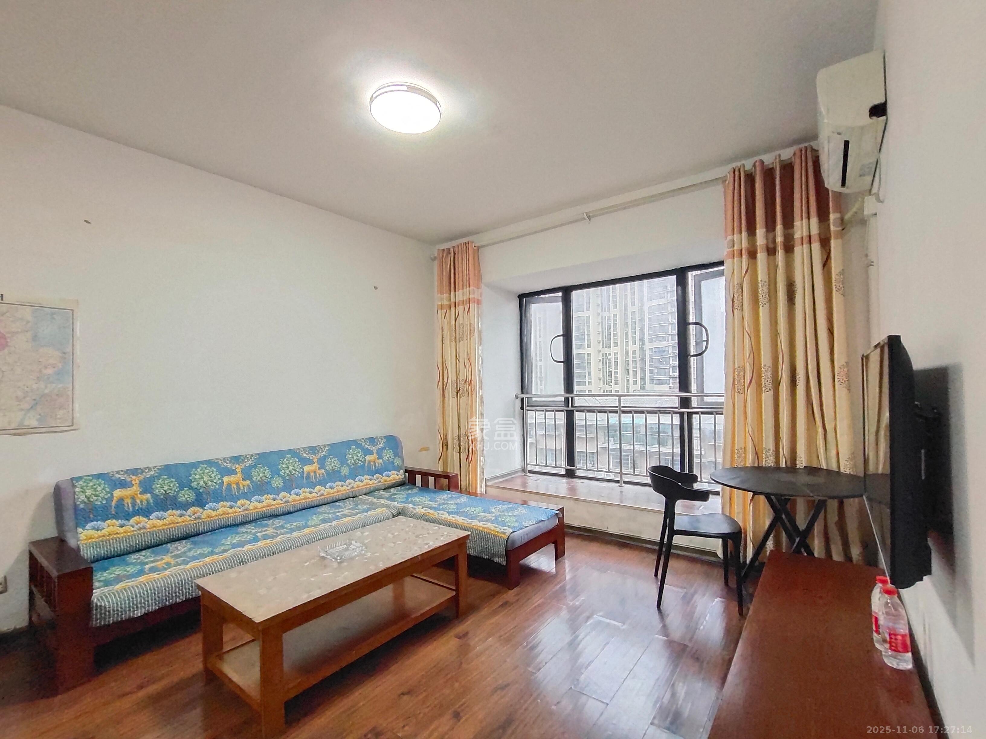 英郡年华  2室2厅1卫    2000.0元/月