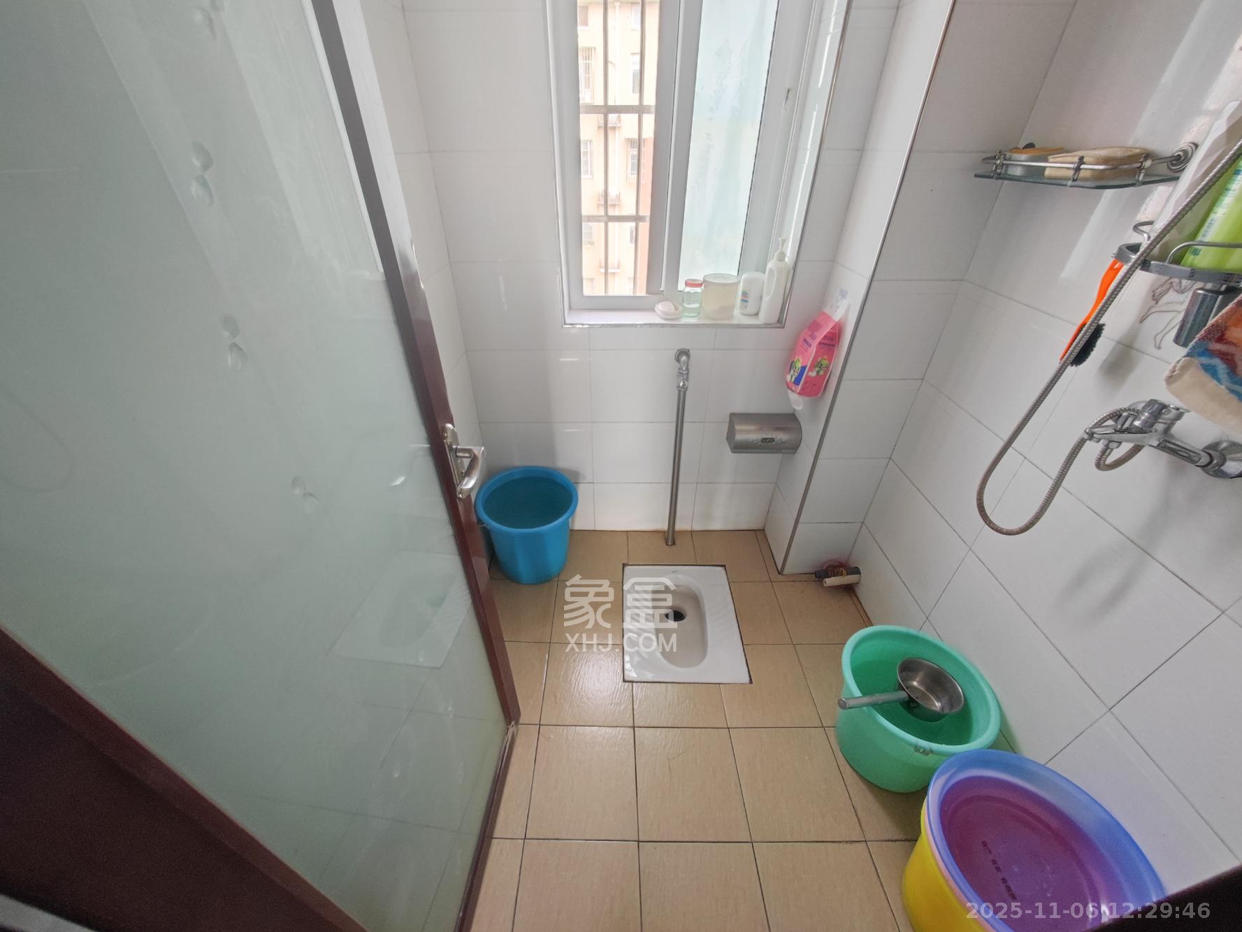 鄱阳小区  5室2厅2卫    70.0万卧室