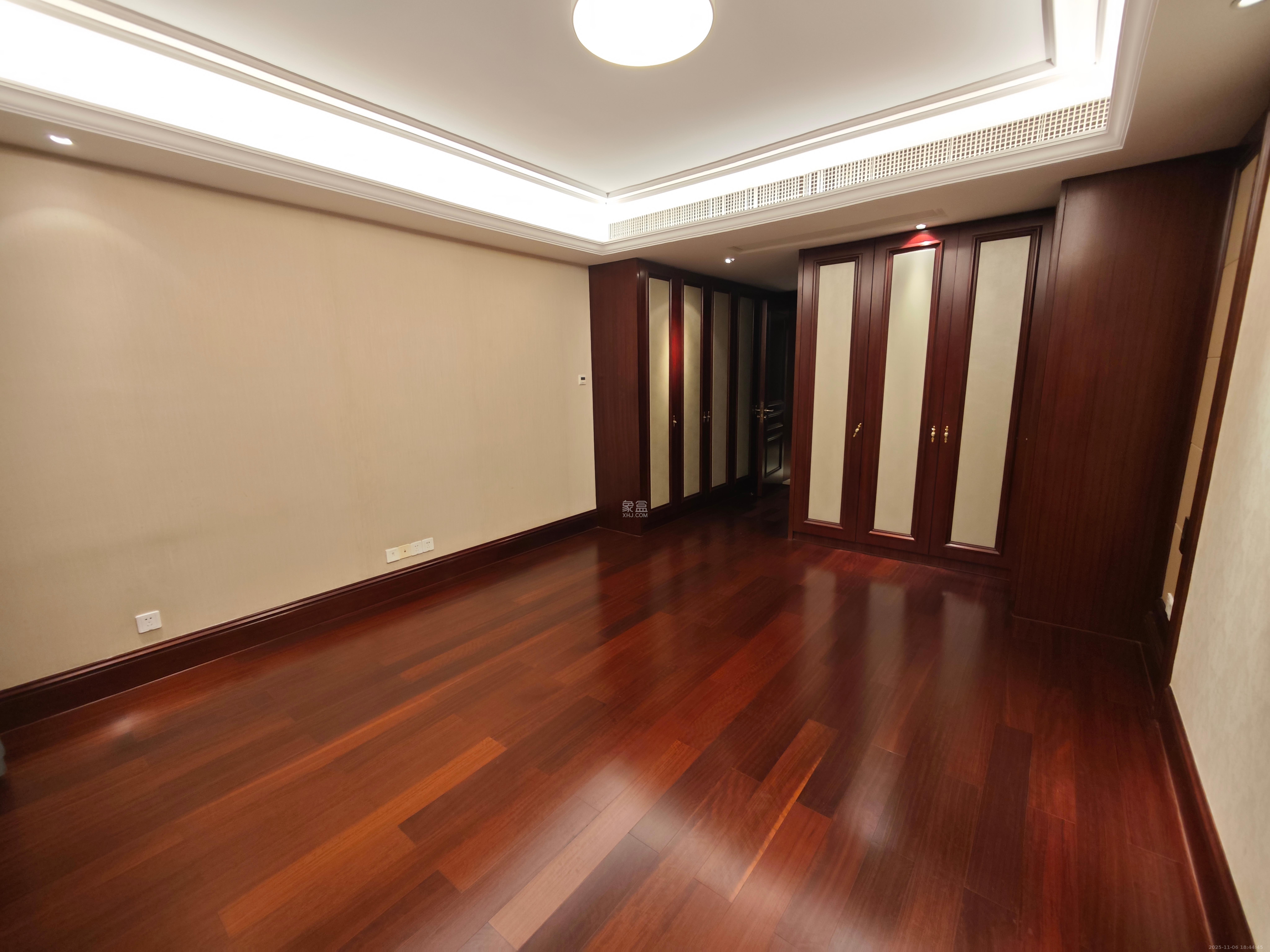 运达中央广场一、二期  4室2厅2卫    10000.0元/月室内图